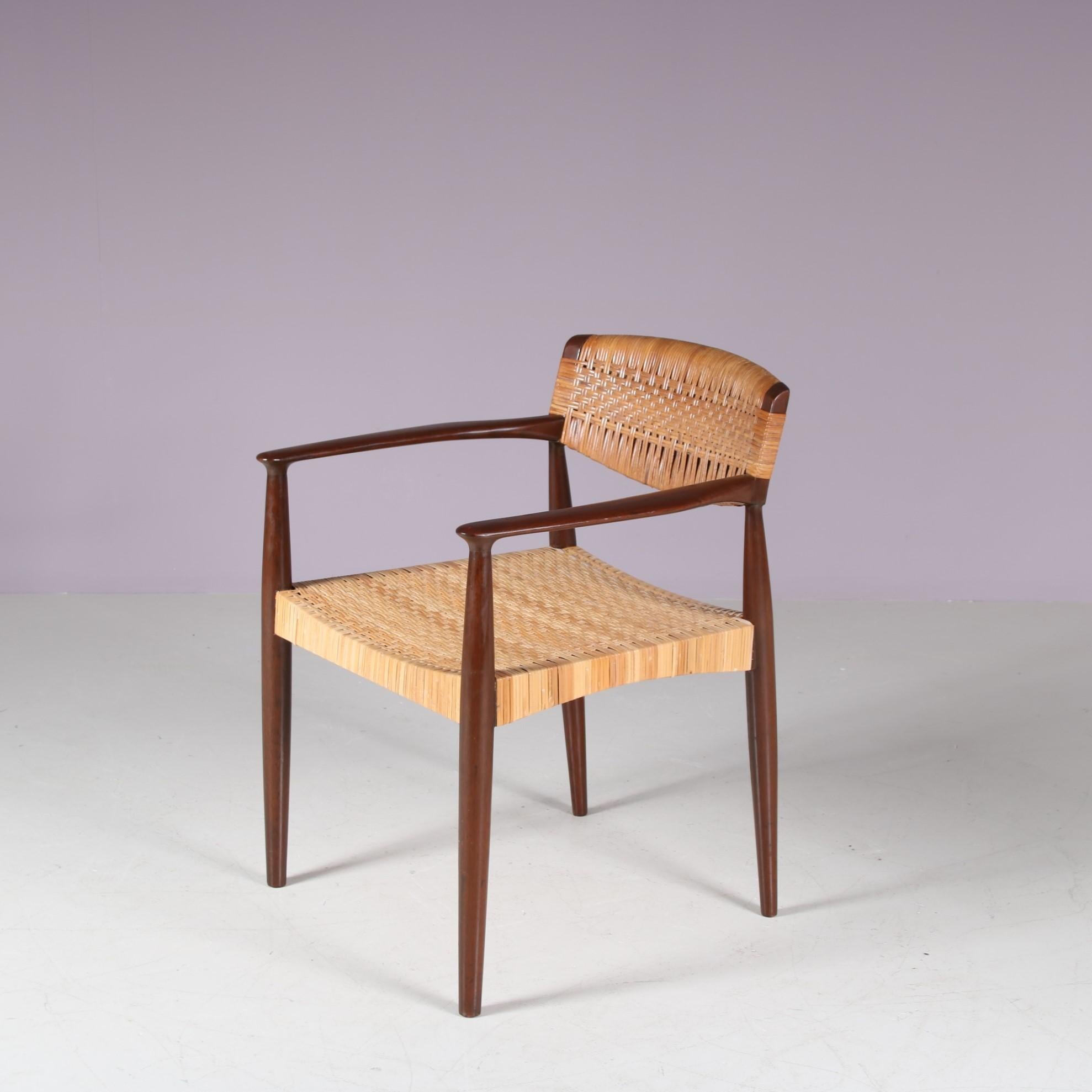 Une chaise d'appoint qui attire l'attention, conçue par Eijnar Larsen & Aksel Bender Madsen, fabriquée par Willy Beck au Danemark vers 1950.

Fabriqué en bois de teck de haute qualité, l'assise et le dossier sont recouverts de rotin tressé. Cette
