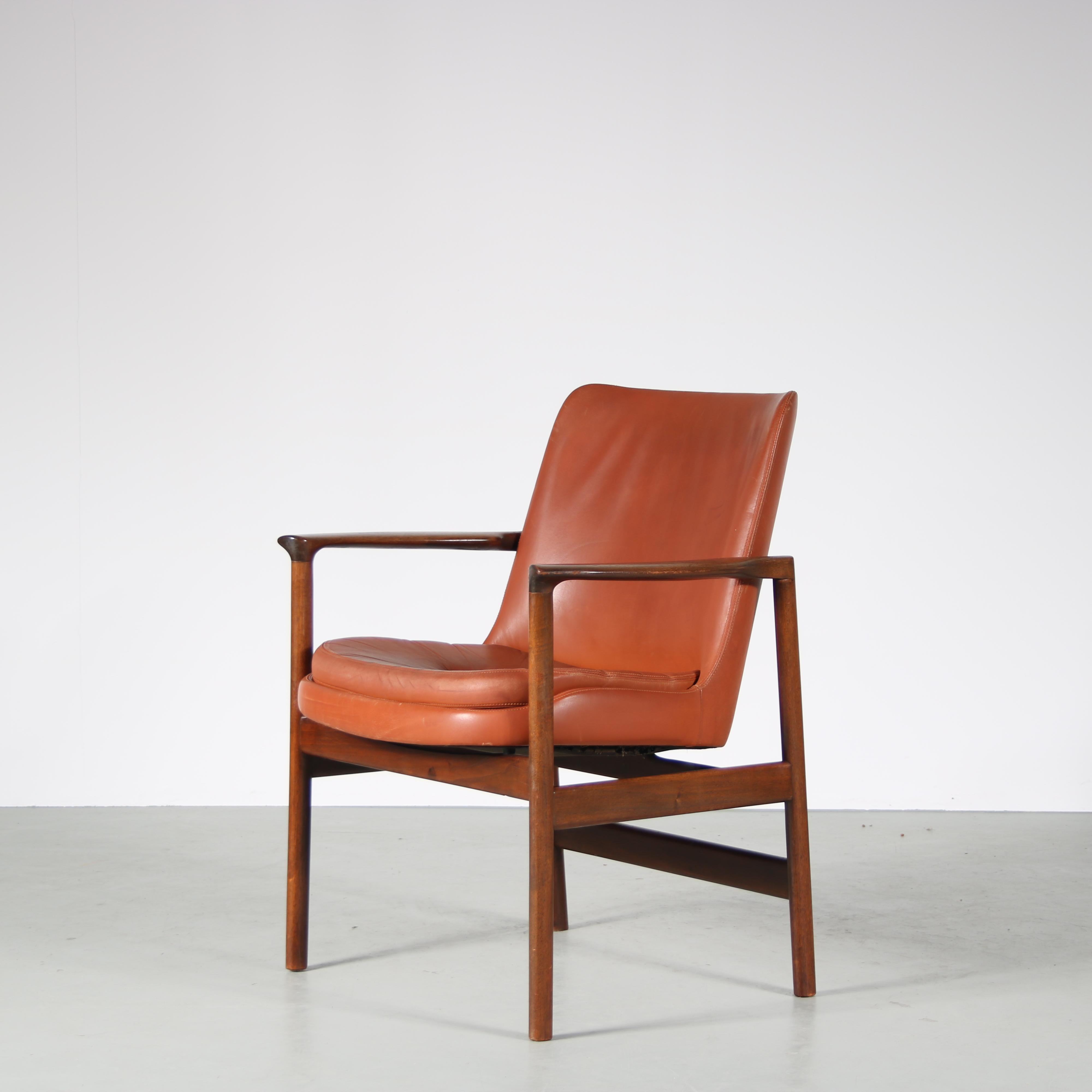 A beautiful side chair designed by Ib Kofod-Larsen for Fröschen Sitform in Germany around 1960.

Made of high quality walnut wood with cognac leather, this is a highly recognizable piece by iconic design Ib Kofod Larsen. The warm brown colour of