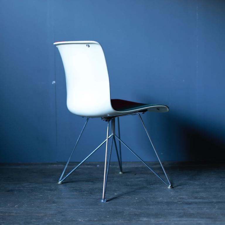 This side chair was designed by Sori Yanagi for Kotobuki. The color is Sori Yanagi's designation, the height of the seating surface is somewhat lowered according to the Japanese. Designed to fit the body, with its unique curve, it has become a