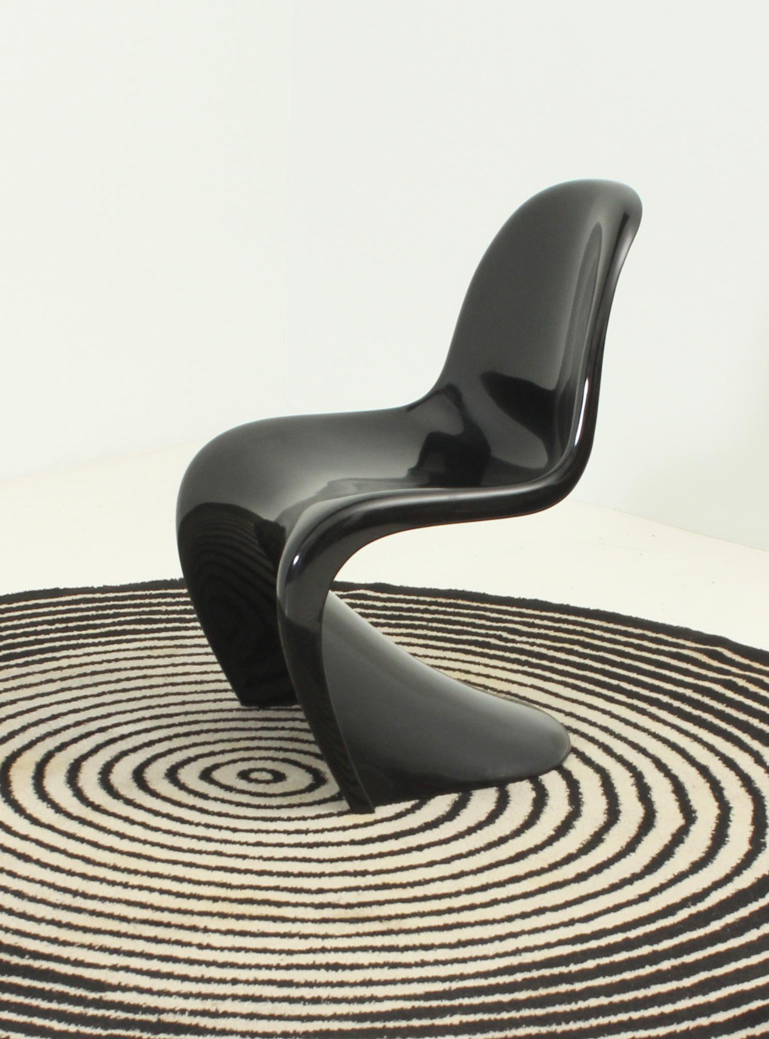Side chair designed by Verner Panton in 1967 for Herman Miller - Fehlbaum production, Germany. This one is stamped in 1971 in black glossy thermoplastic.