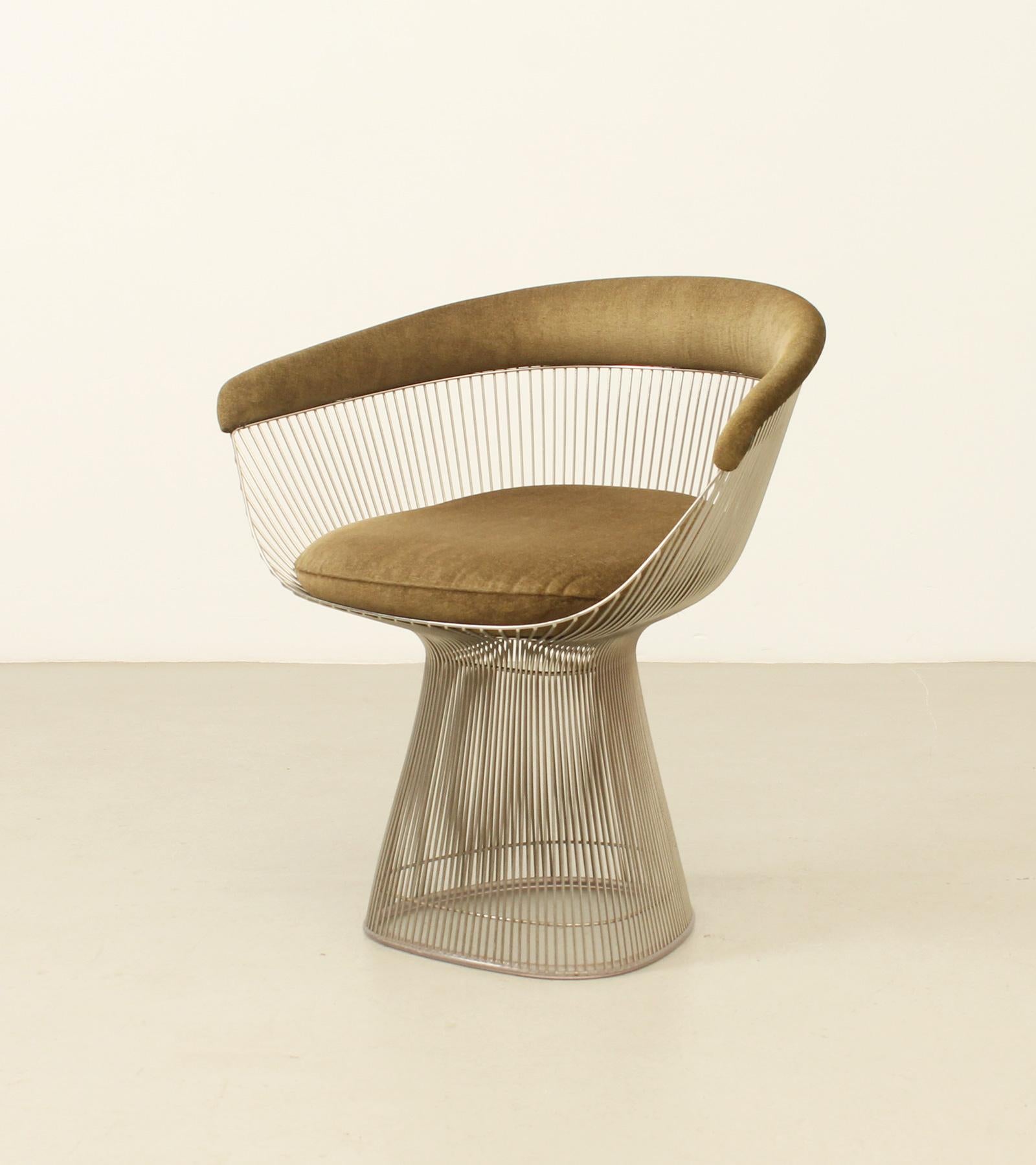 Side chair designed by Warren Platner in 1966 for Knoll Internationel, USA. Sculptural structure made of steel wire rods with velvet fabric upholstery. Labelled with manufacturer logo under the seat. 