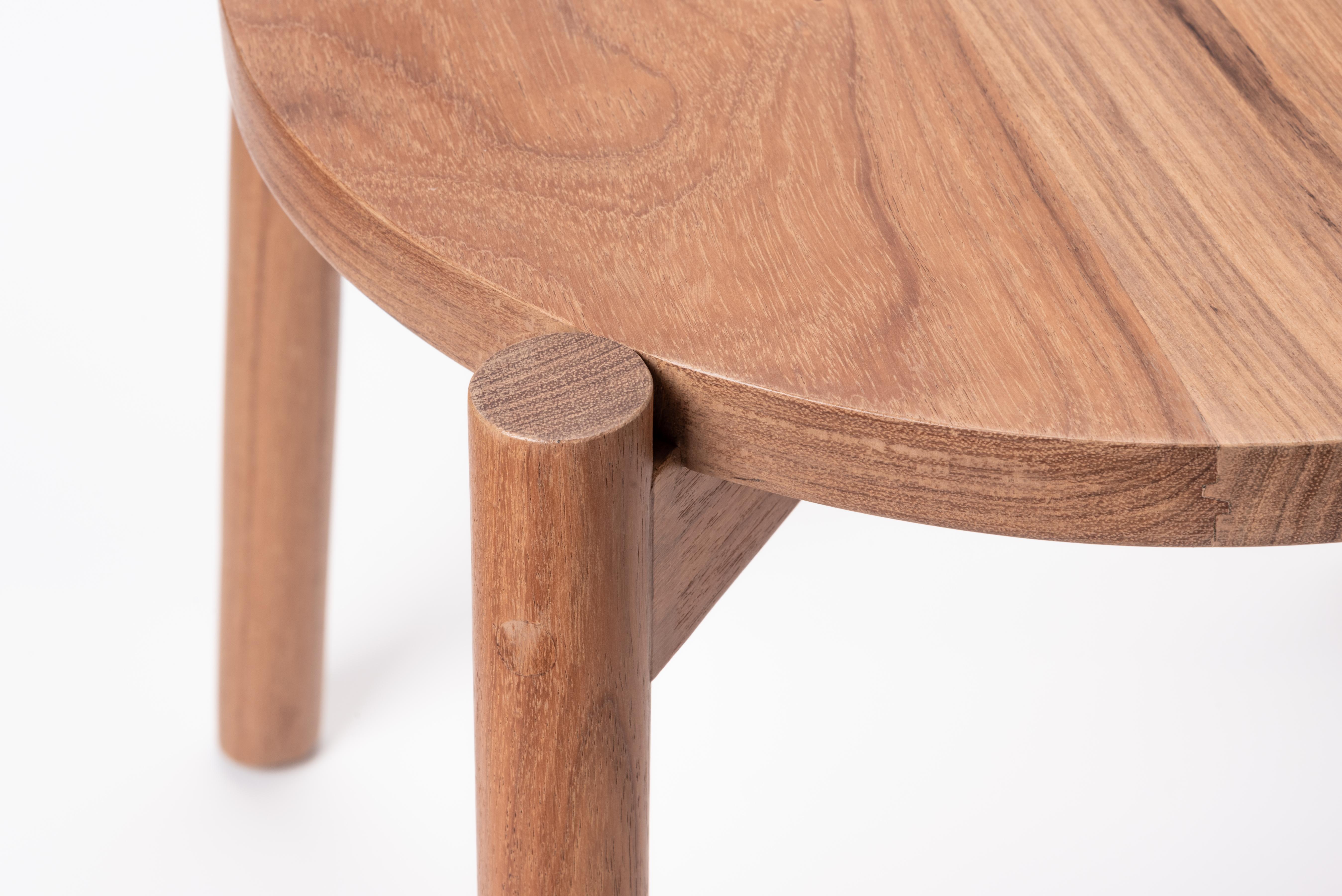 Ein Stuhl für alle Gelegenheiten, von gewöhnlich bis außergewöhnlich. Dieses Möbelstück ist eine Synthese aus Struktur und Form, die sich durch ihre konstruktive Klarheit und stille Schönheit auszeichnet. 

Dieser Stuhl aus Tzalam-Holz wird von