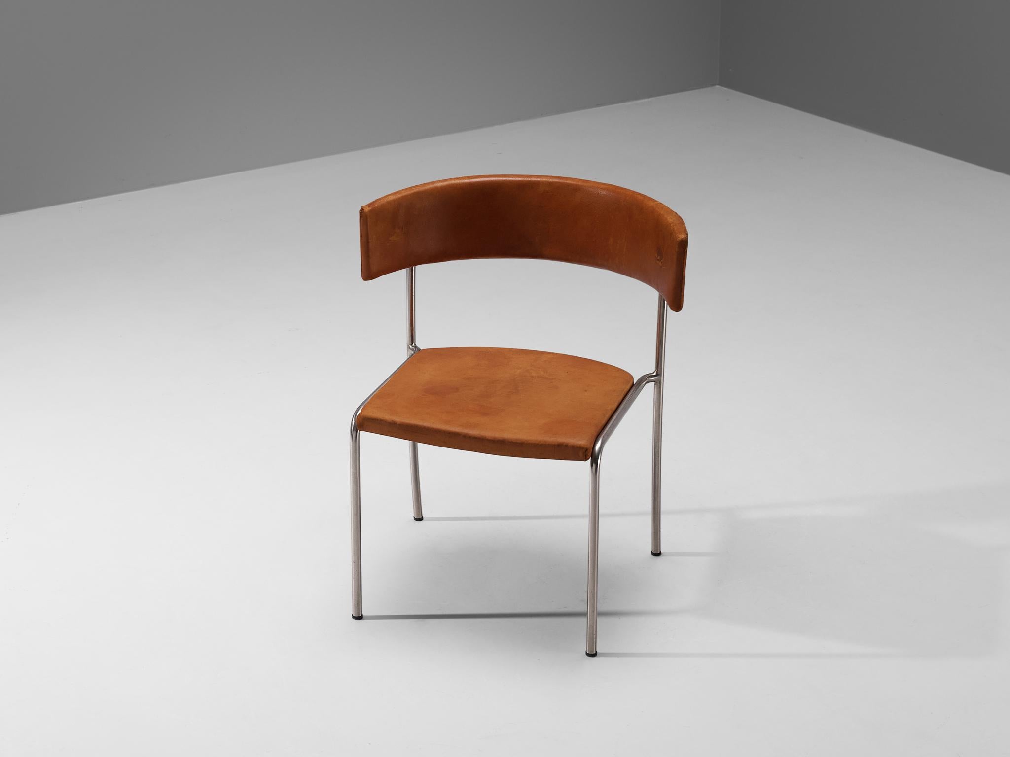 Erik Karlström, Beistellstuhl, verchromter Stahl, Leder, Schweden, 1960er Jahre.

Eleganter und moderner Esszimmerstuhl mit ungewöhnlich geformter Rückenlehne, entworfen von Erik Karlström. Dieser Stuhl wurde in den 1960er Jahren hergestellt und hat