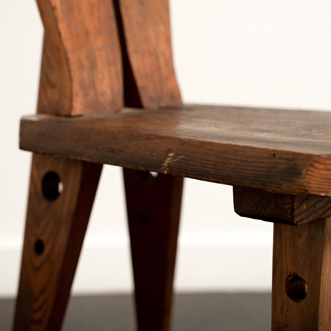 Beistellstuhl im Stil von Christain Durupt und Charlotte Perriand (Kiefernholz) im Angebot