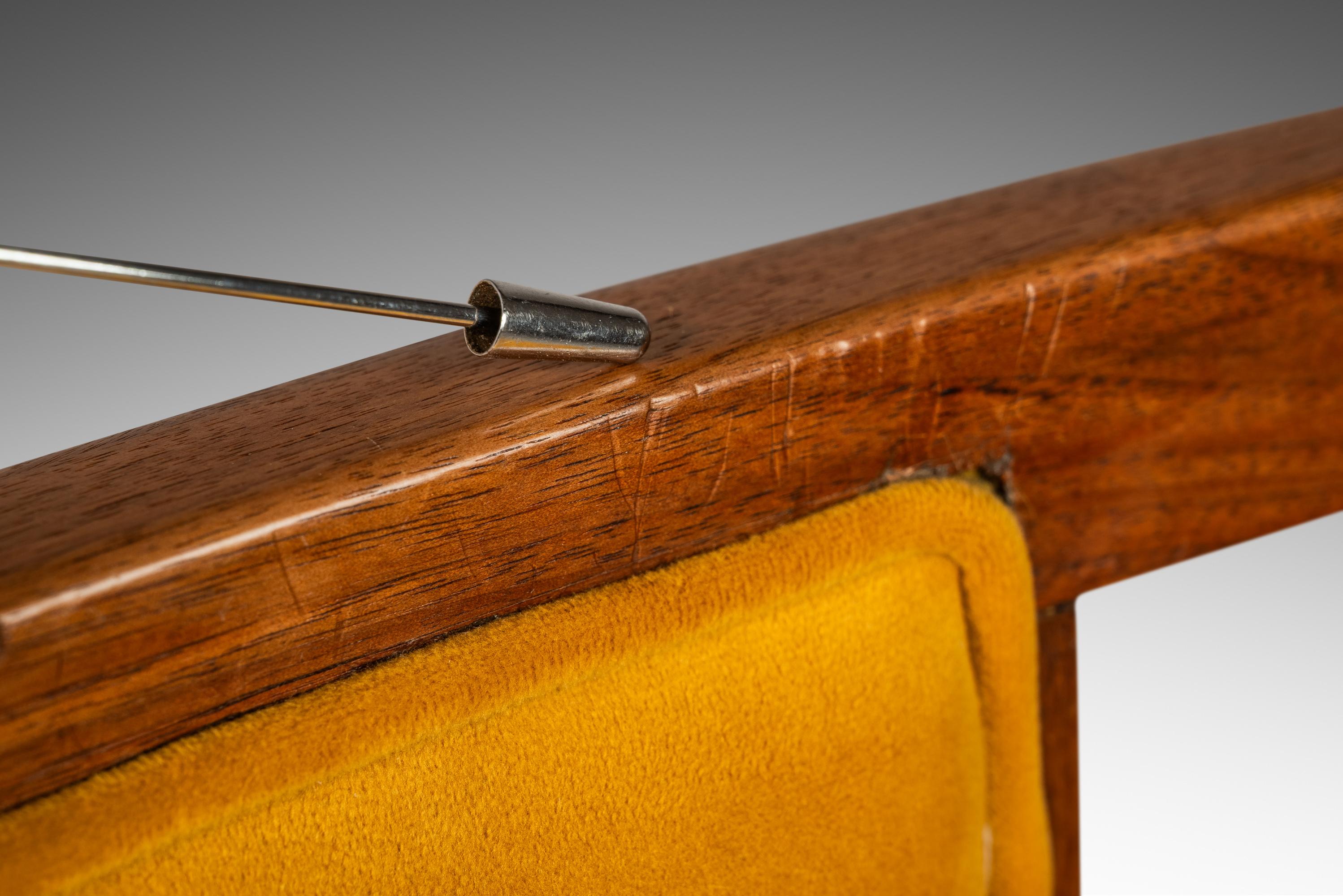 Chaise d'appoint en noyer et feutre jaune à la manière d'Edward Wormley, États-Unis, années 1960 en vente 5