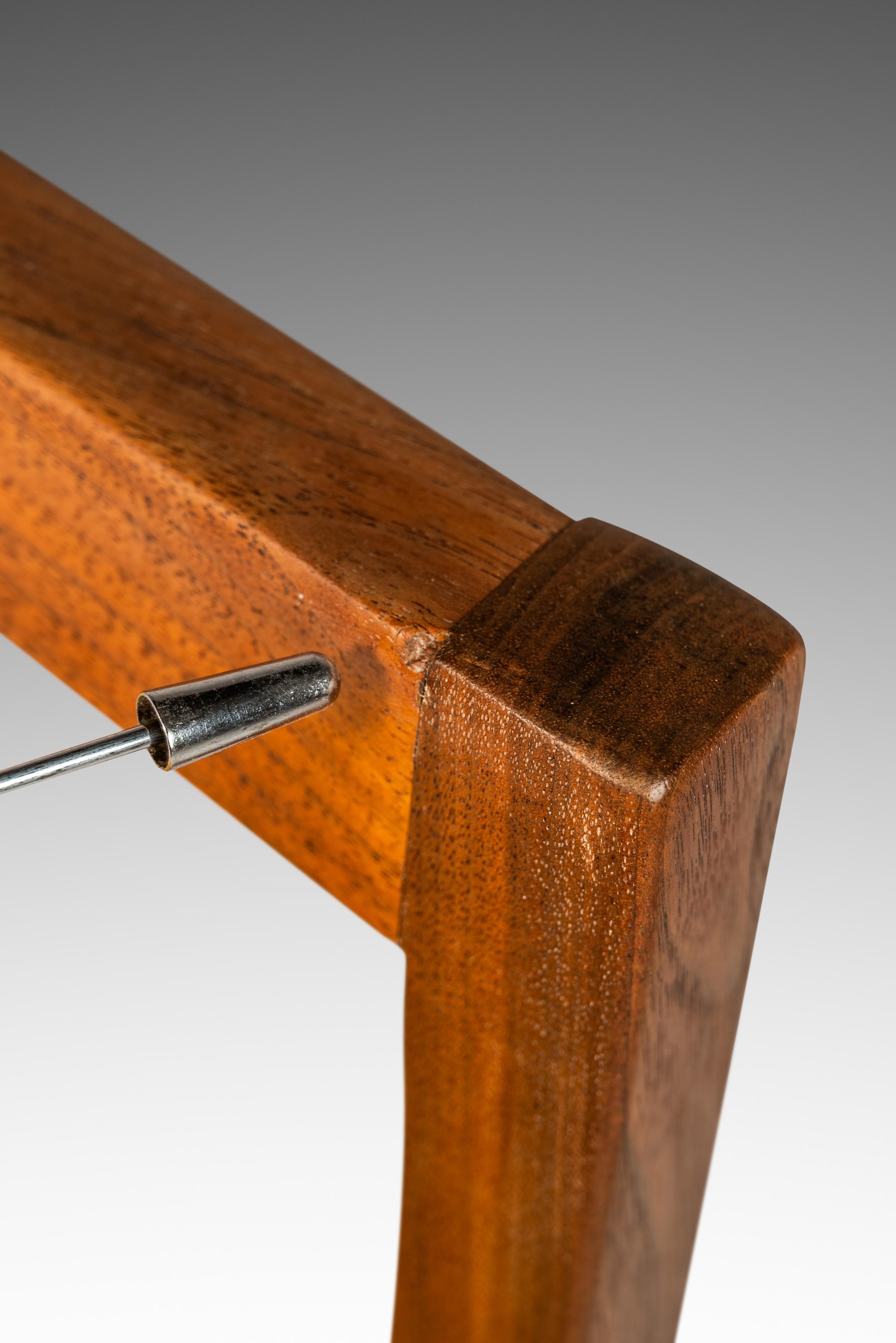 Chaise d'appoint en noyer et feutre jaune à la manière d'Edward Wormley, États-Unis, années 1960 en vente 9