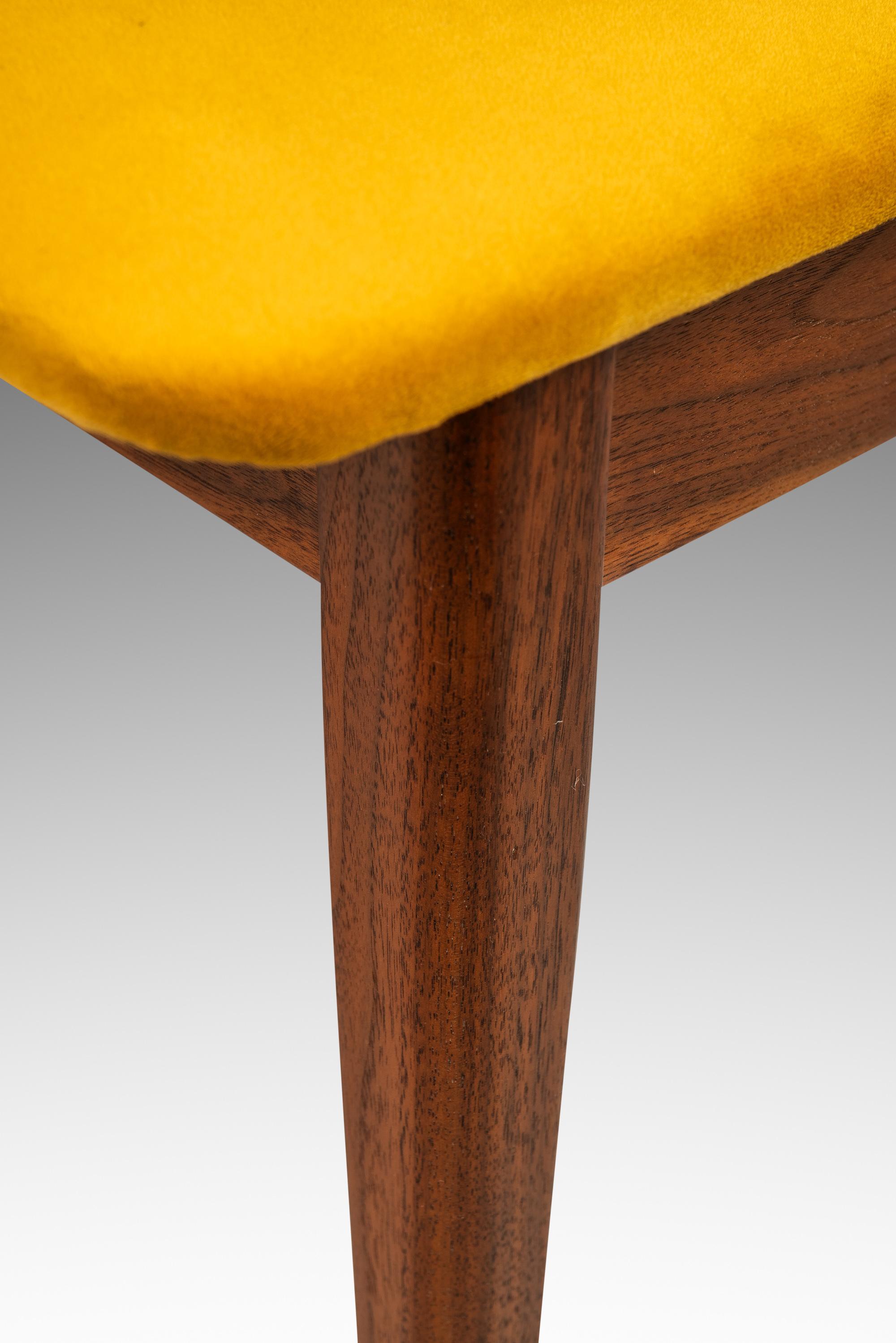 Chaise d'appoint en noyer et feutre jaune à la manière d'Edward Wormley, États-Unis, années 1960 en vente 10