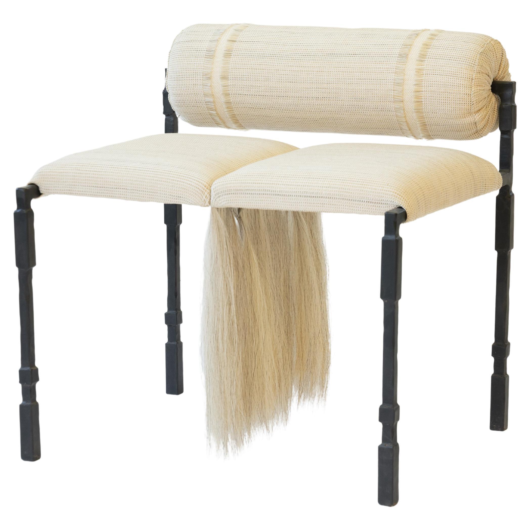 Chaise d'appoint moderne médiévale en fer et crin de cheval tissé à la main avec franges en vente