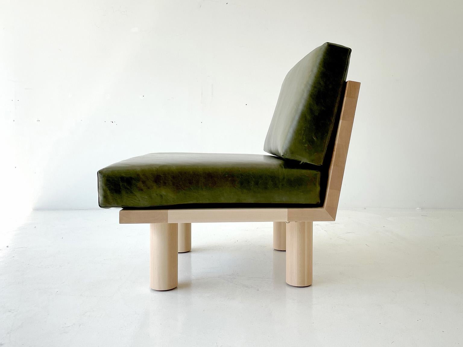 Moderne Chaise d'appoint Bertu, chaise d'appoint Suelo, cuir et érable en vente