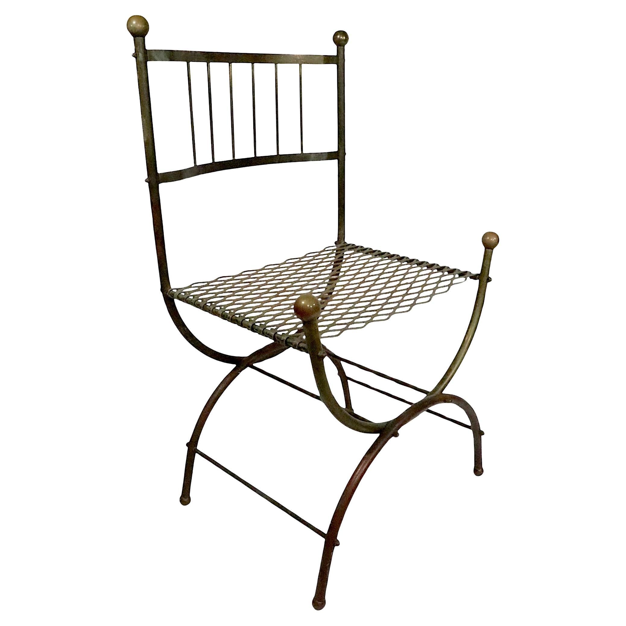 Chaise d'appoint vintage en laiton, construite en laiton tubulaire, laiton quadrillé et maille métallique, exécutée dans le style Campaigner, probablement fabriquée en Italie vers 1920/50, non signée. 
 La chaise est en très bon état, d'origine,