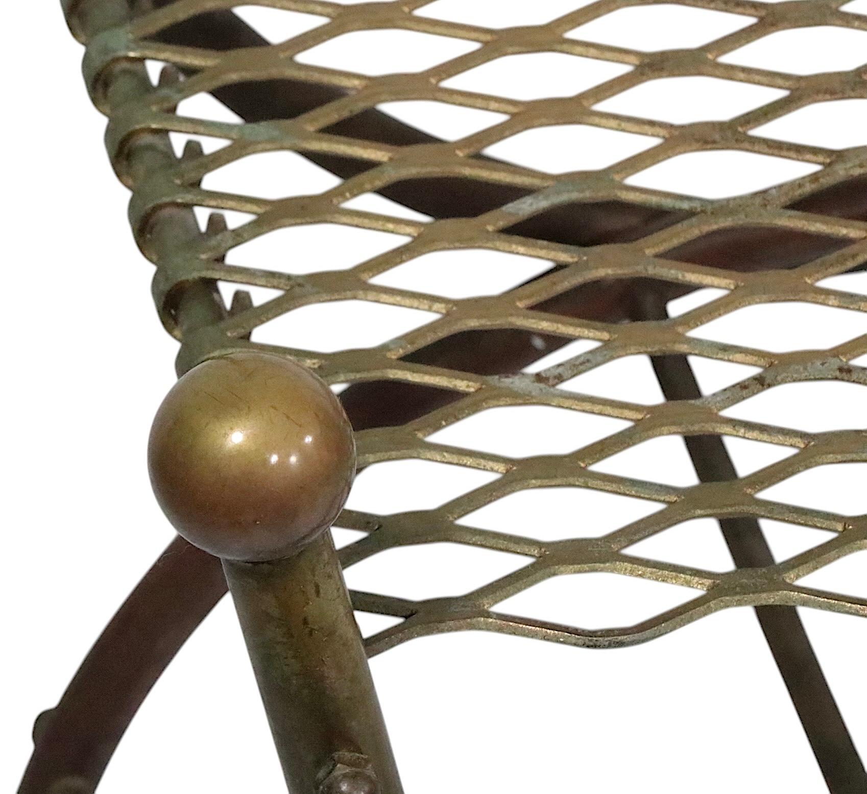 Campagne Chaise d'appoint à structure tubulaire en laiton, assise en maille métallique et embouts Ball, c.A.I.C. en vente