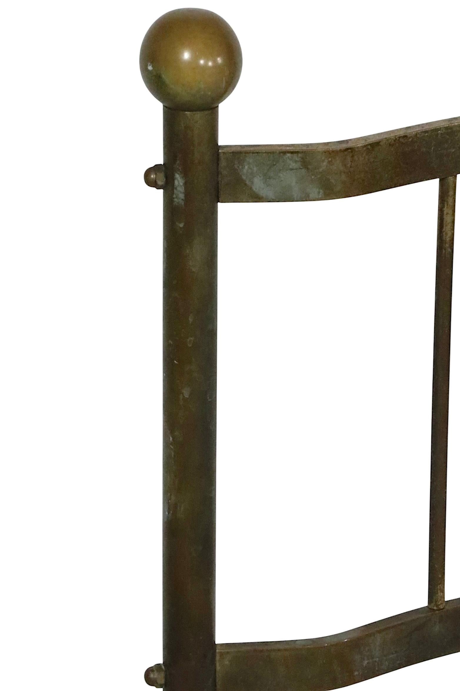 italien Chaise d'appoint à structure tubulaire en laiton, assise en maille métallique et embouts Ball, c.A.I.C. en vente