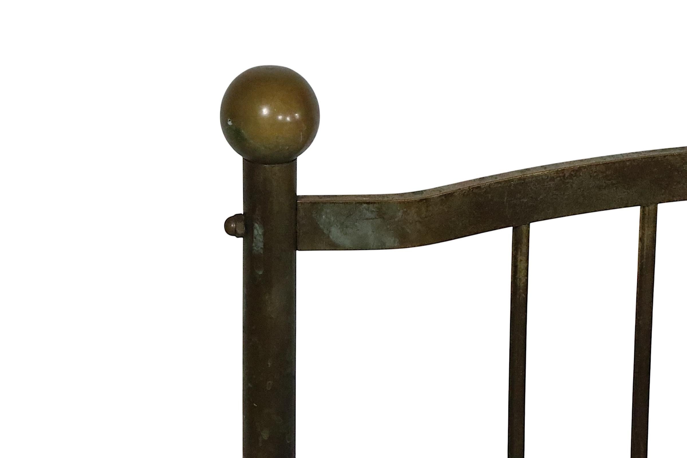 Chaise d'appoint à structure tubulaire en laiton, assise en maille métallique et embouts Ball, c.A.I.C. Bon état - En vente à New York, NY