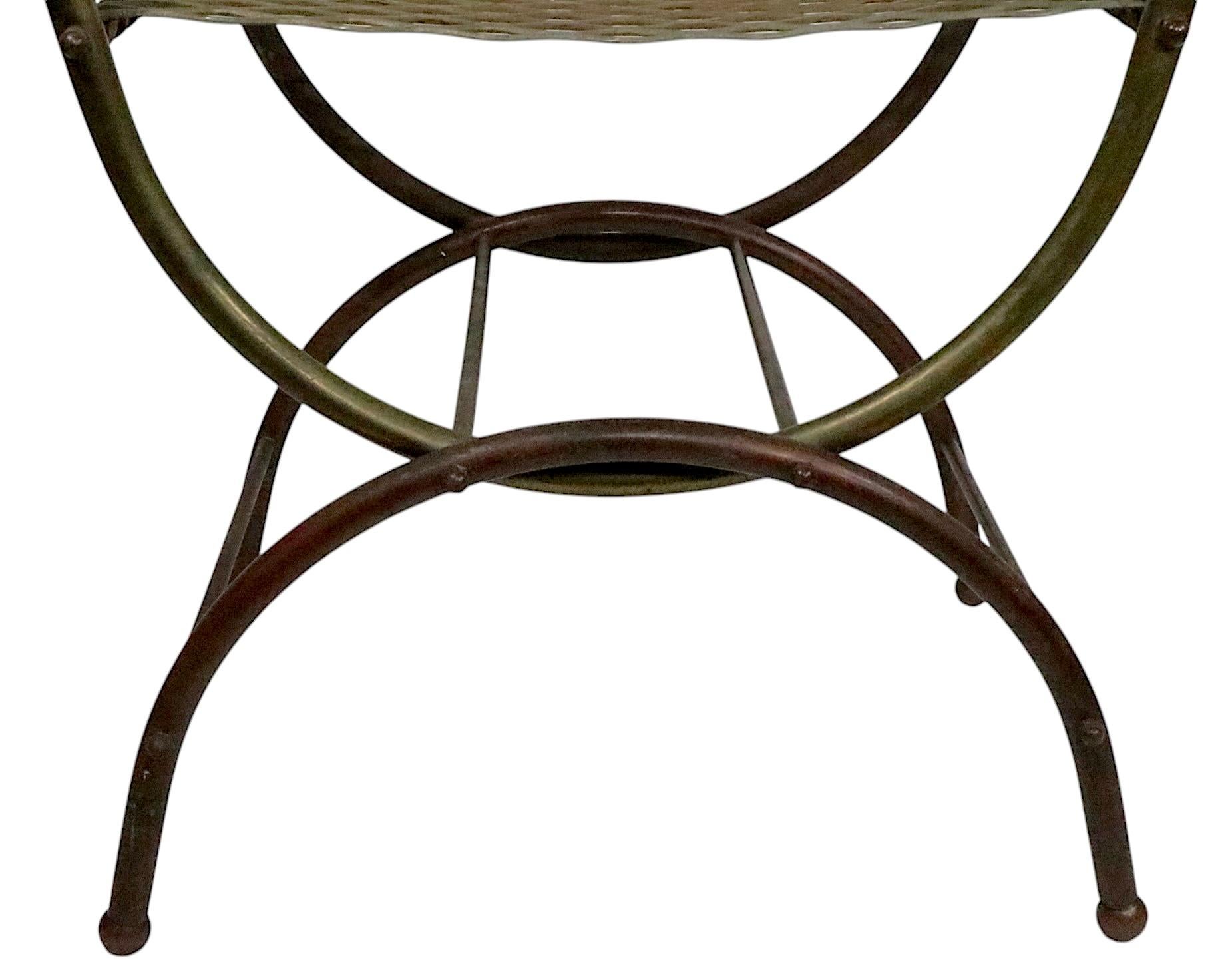 20ième siècle Chaise d'appoint à structure tubulaire en laiton, assise en maille métallique et embouts Ball, c.A.I.C. en vente