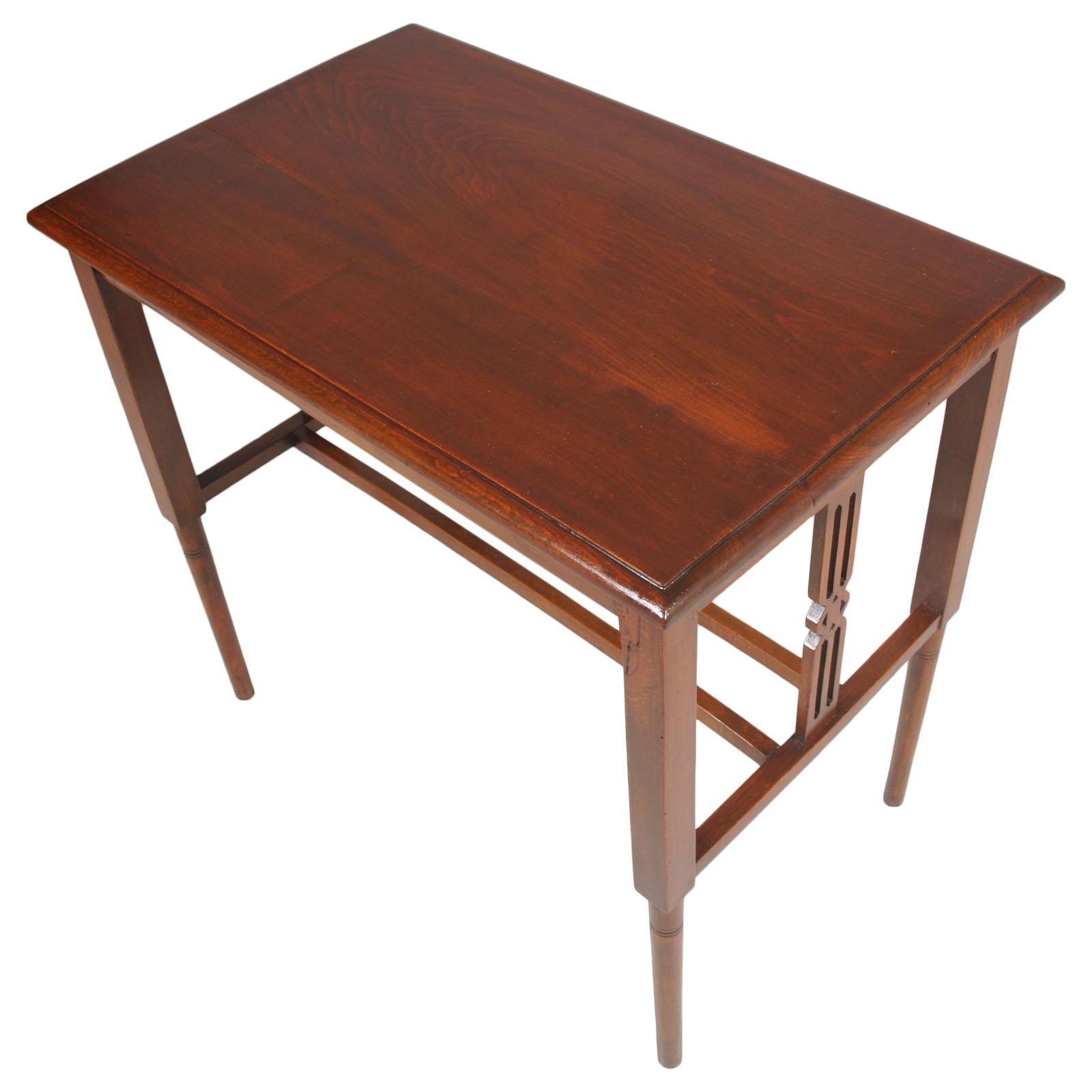 Tavolino occasionale, tavolino da caffè e tavolino da cocktail in stile Art Nouveau dei primi del Novecento, attribuito al designer Josef Hoffmann della Wiener Werkstätte, in noce massiccio, restaurato e lucidato a cera.

Misure in cm: H. 69, L. 75,