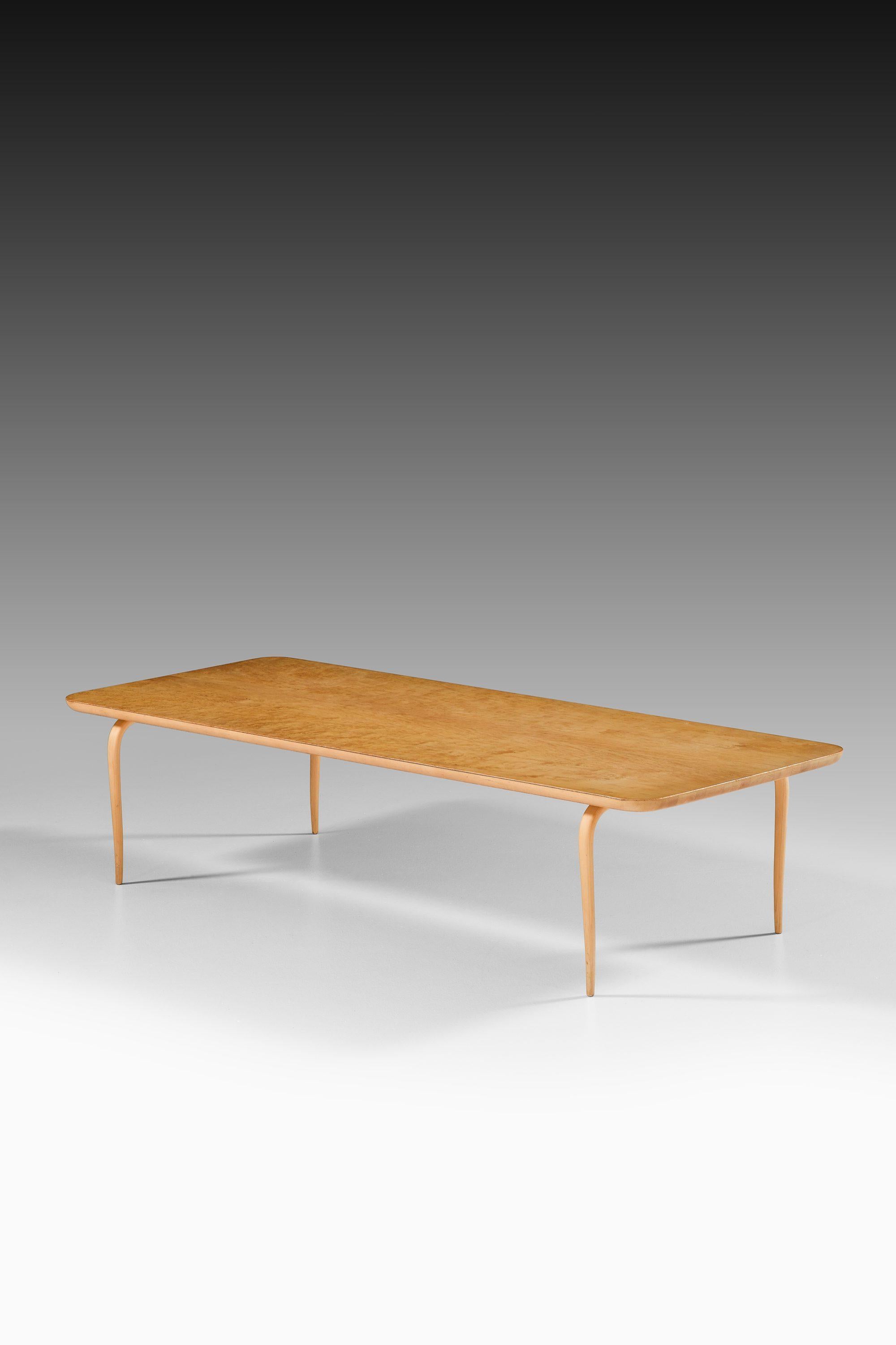 Tavolino da salotto/caffè con piano in betulla e Beeche di Bruno Mathsson, 1967

Informazioni aggiuntive:
Materiale: Piano in betulla di Carelia, Beeche
Stile: Metà secolo, Scandinavo
Prodotto da Karl Mathsson a Värnamo, in Svezia.
Dimensioni (L. x
