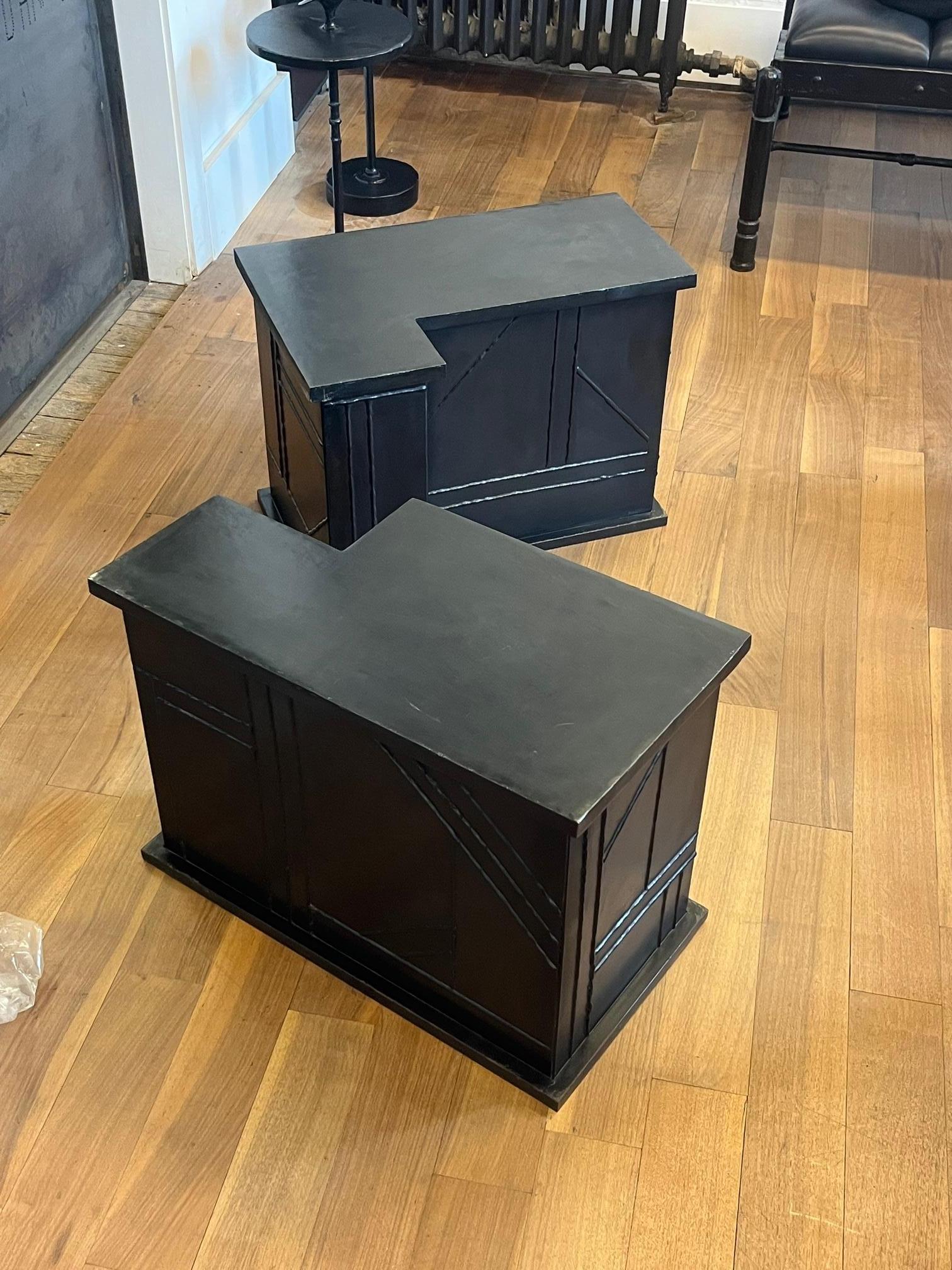 Table d'appoint/table basse Valley Modern Géométrique faite à la main en acier noirci et ciré en vente 3