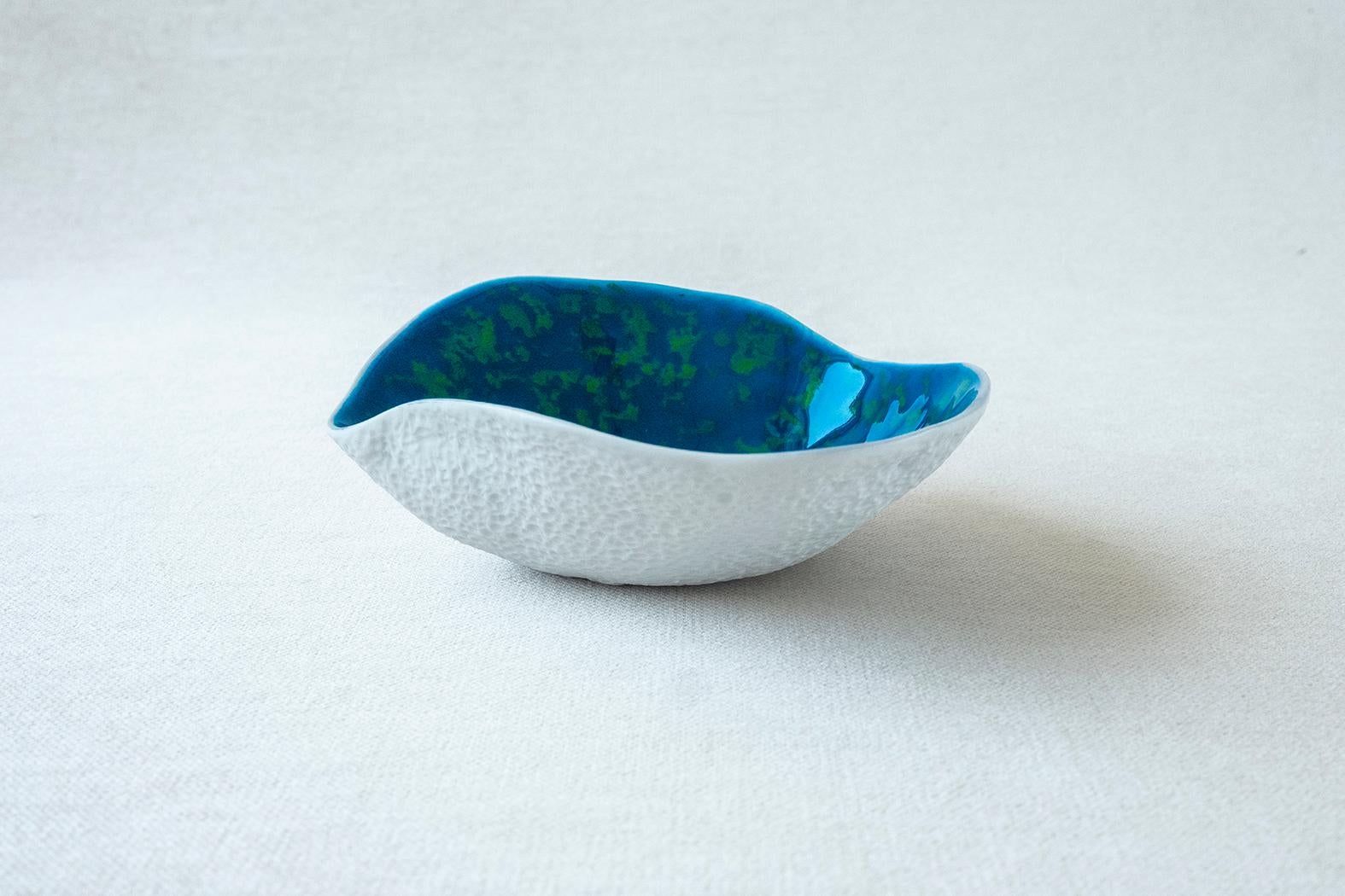 • Small side bowl
• Measures: 10.5cm x 11cm x 4.7cm
• Perfect for a sexy amuse-bouche, a pre-dessert or side dish
• Deep graphite grey top, unglazed textured bottom
• Designed in Amsterdam / handmade in France
• True Porcelaine de Limoges
•