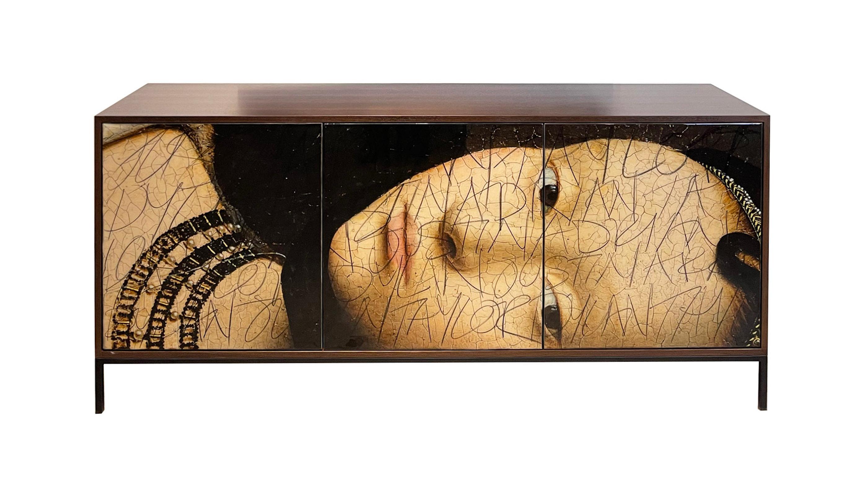 Morgan Clayhall Studio entwarf das Side Eye Kabinett nach einem Bild aus der Renaissance  Das Bild wird dann digital bearbeitet und an den Türen angebracht.  Der Künstler Murray Duncan bringt dann seine charakteristischen Graffiti-Kunstwerke auf der