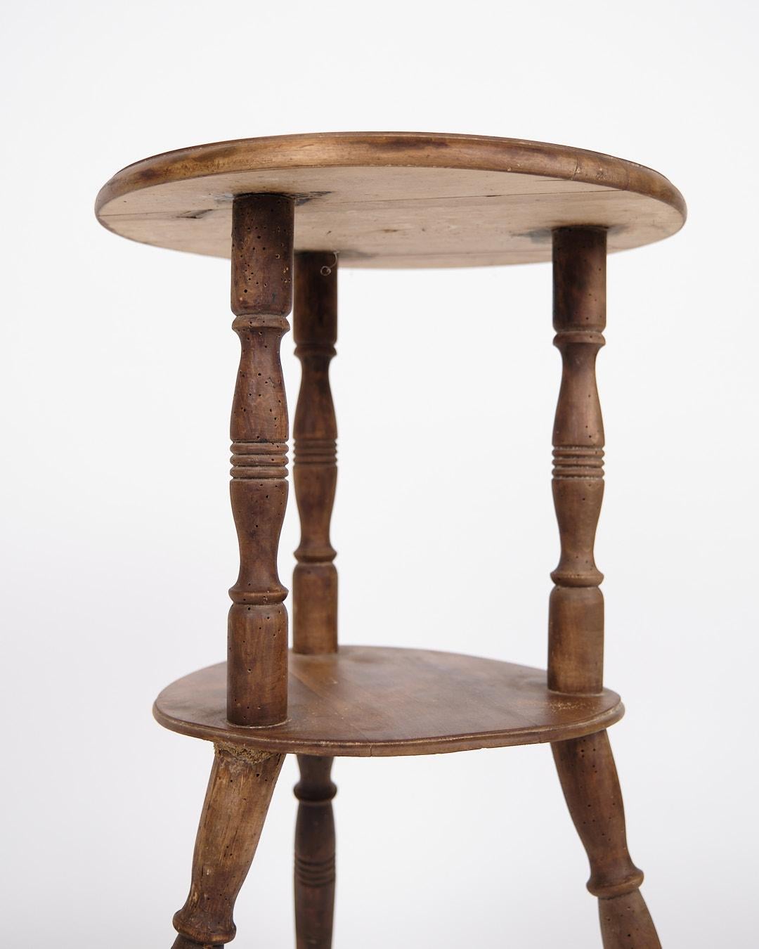Mid-Century Modern Table d'appoint en pin à pieds tournés des années 1880 en vente