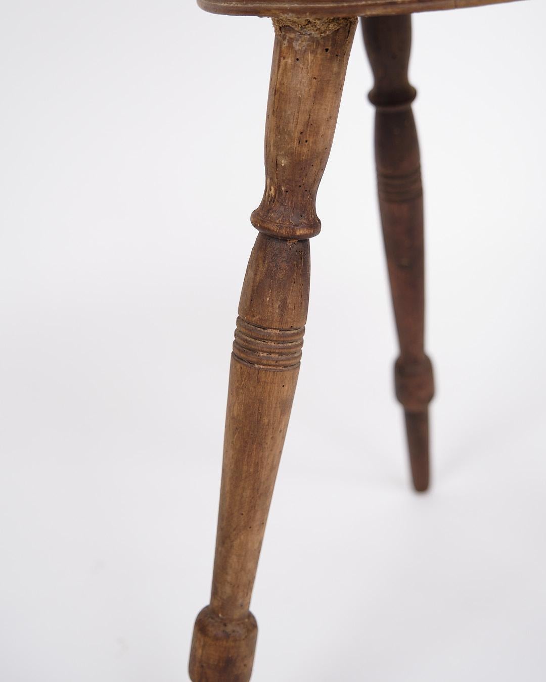 Danois Table d'appoint en pin à pieds tournés des années 1880 en vente