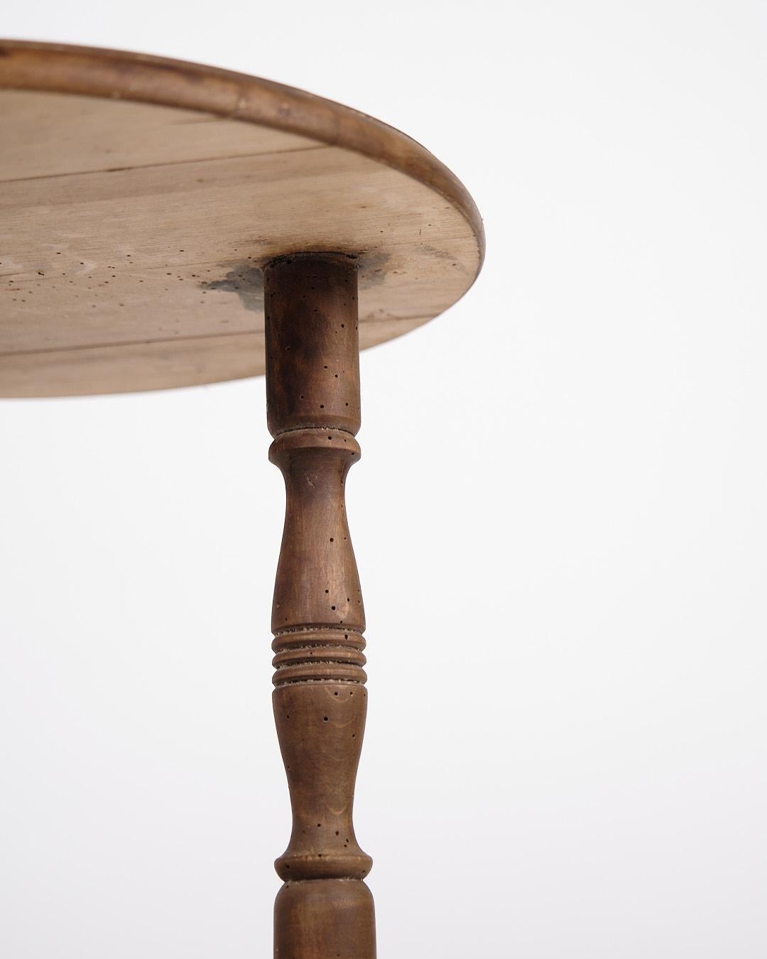 Début du XIXe siècle Table d'appoint en pin à pieds tournés des années 1880 en vente