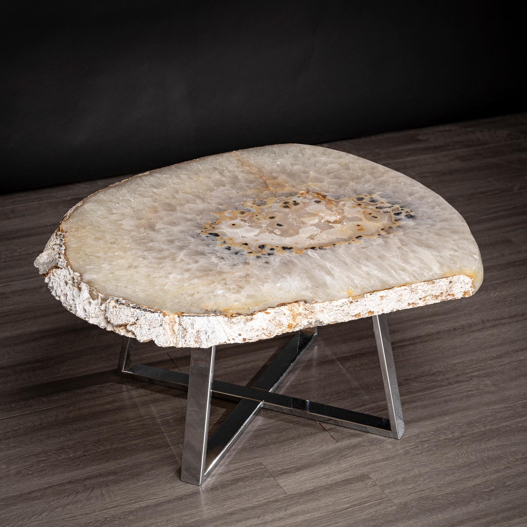 Cette dalle d'agate formant une table d'appoint ou une table de cocktail, provient du Brésil et présente une combinaison de couleurs avec des nuances de gris et de blanc. Les agates sont formées de nodules arrondis, que l'on ouvre en tranches pour