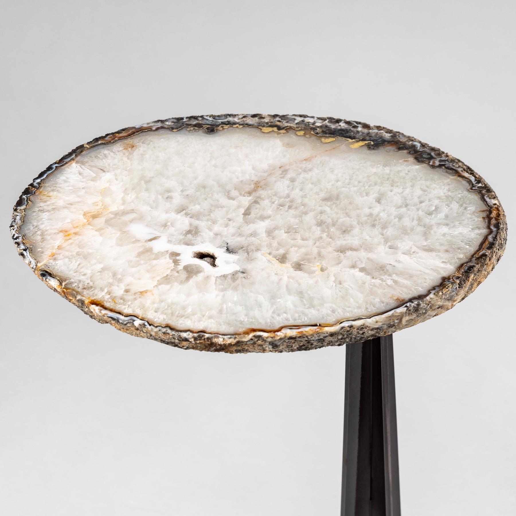 XXIe siècle et contemporain Table d'appoint ou de cocktail, agate brésilienne avec base en métal de couleur noire en vente