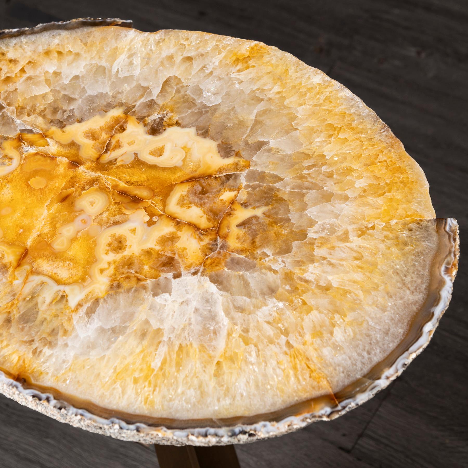 Mexicain Table d'appoint ou de cocktail en agate brésilienne avec base en métal de couleur or en vente