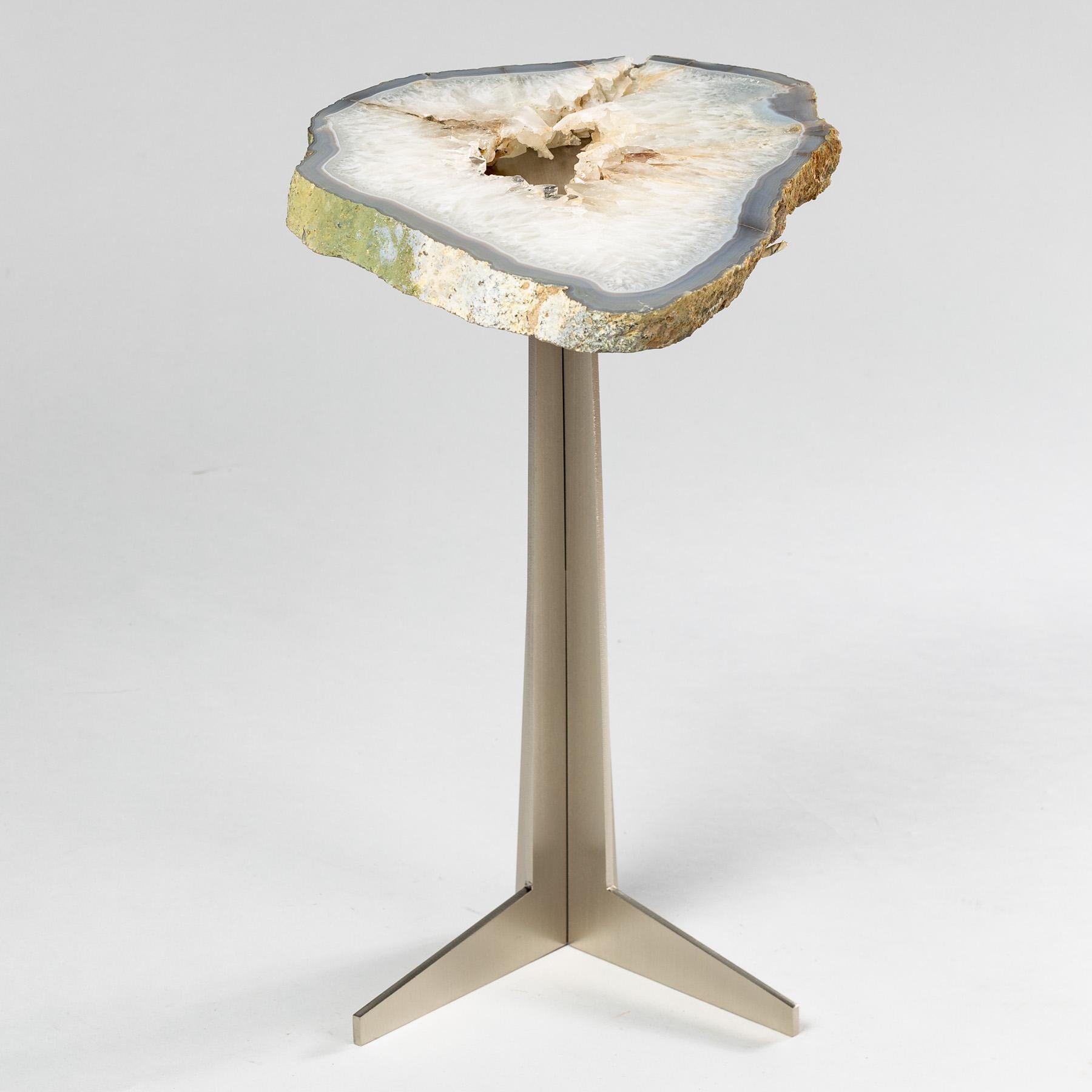 Les agates sont formées de nodules arrondis, que l'on ouvre en tranches pour faire ressortir le motif interne caché dans la pierre. Leur formation résulte généralement du dépôt de couches de silice remplissant les vides des vésicules ou des cavités