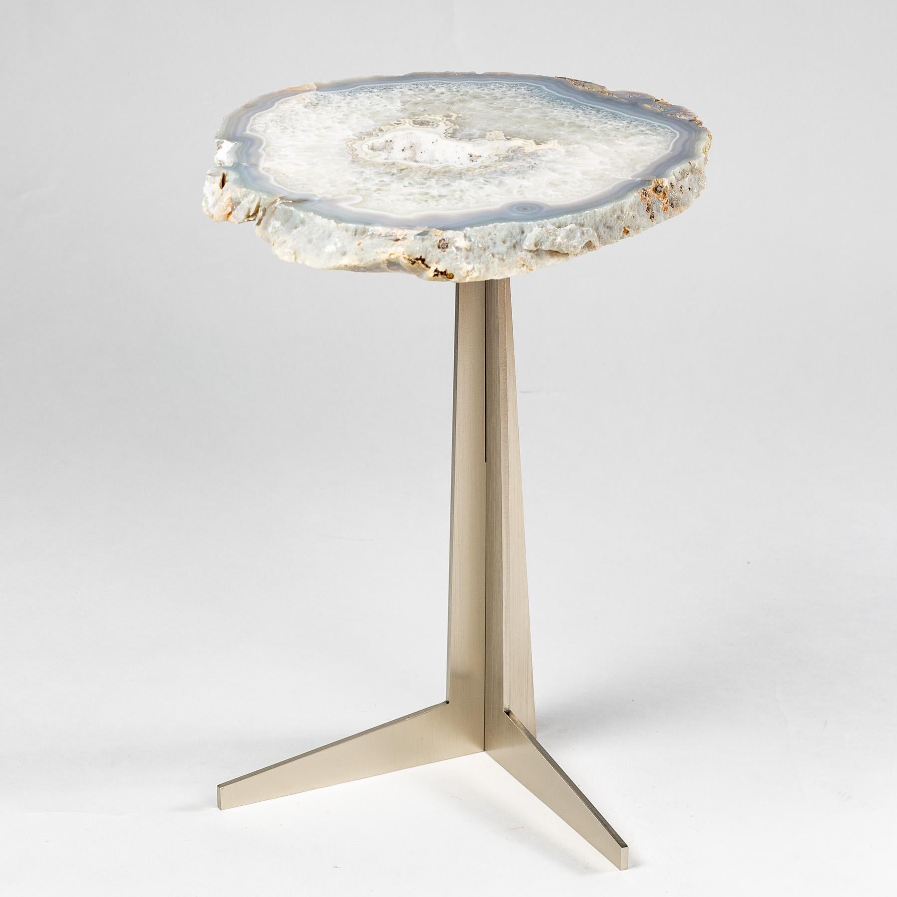 Organique Table d'appoint ou de cocktail en agate brésilienne avec base en métal inoxydable en vente