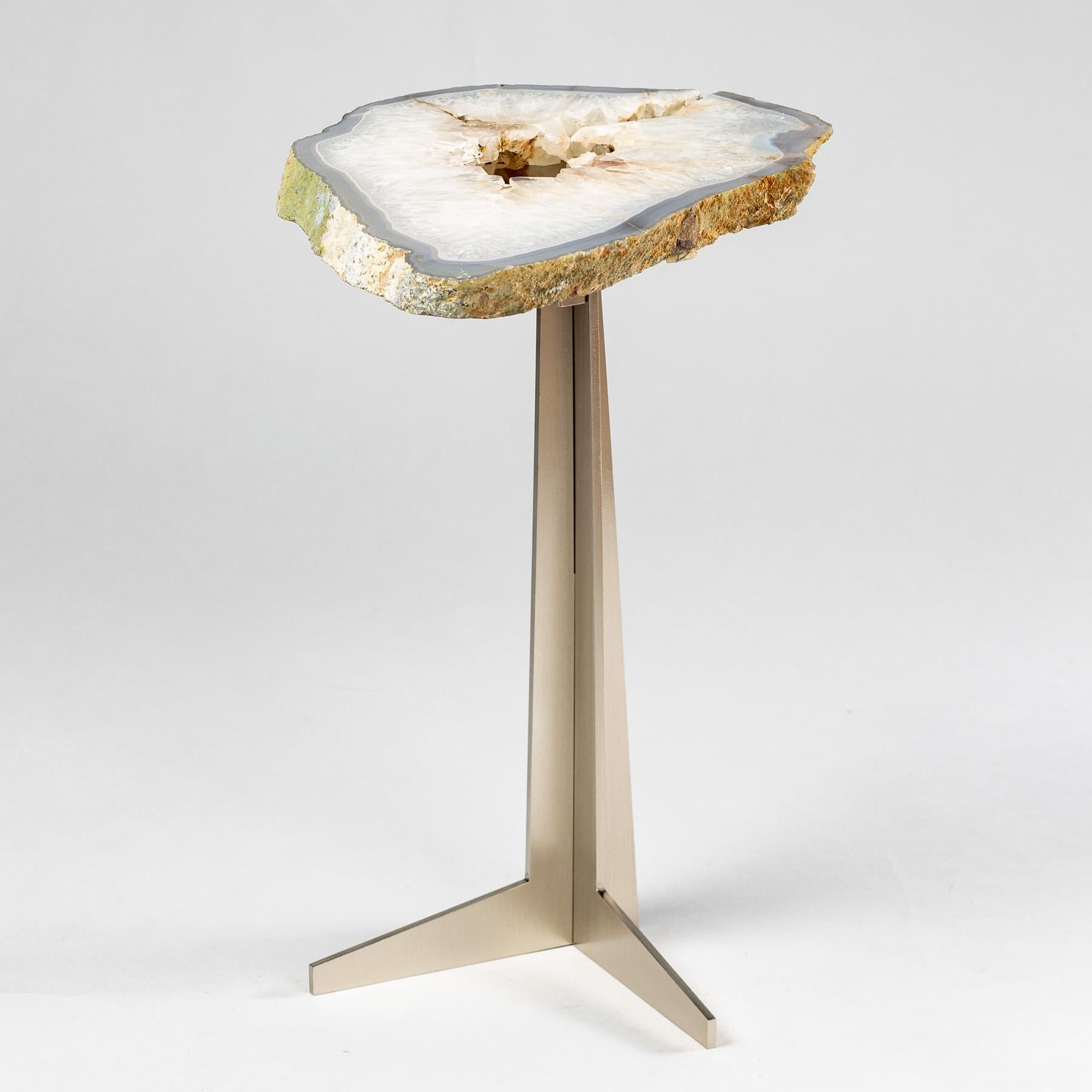 Organique Table d'appoint ou de cocktail, agate brésilienne avec base en métal inoxydable en vente