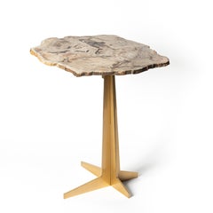 Beistell- oder Cocktailtisch, versteinerter Holzsockel mit goldfarbenem Metallgestell