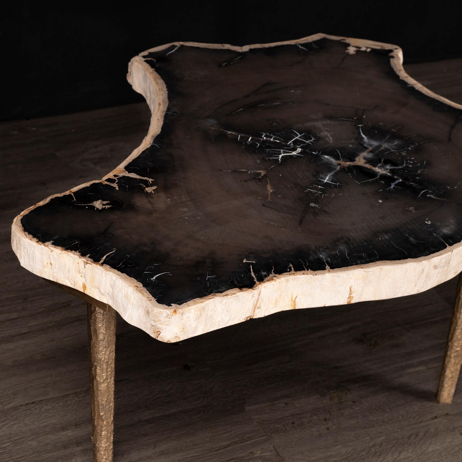 Table d'appoint ou table basse en bois pétrifié avec base en bronze massif Neuf - En vente à Polanco, CDMX