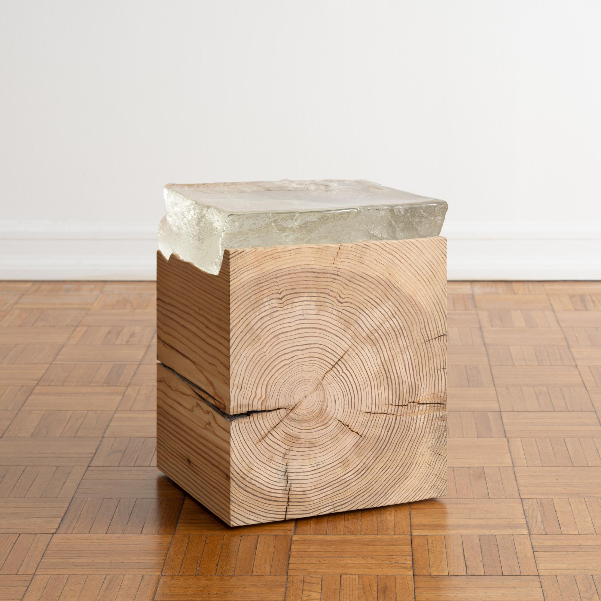 Sculpté à la main Table d'appoint ou d'extrémité avec plateau en verre coulé sur bloc de bois récupéré sculpté à la main en vente