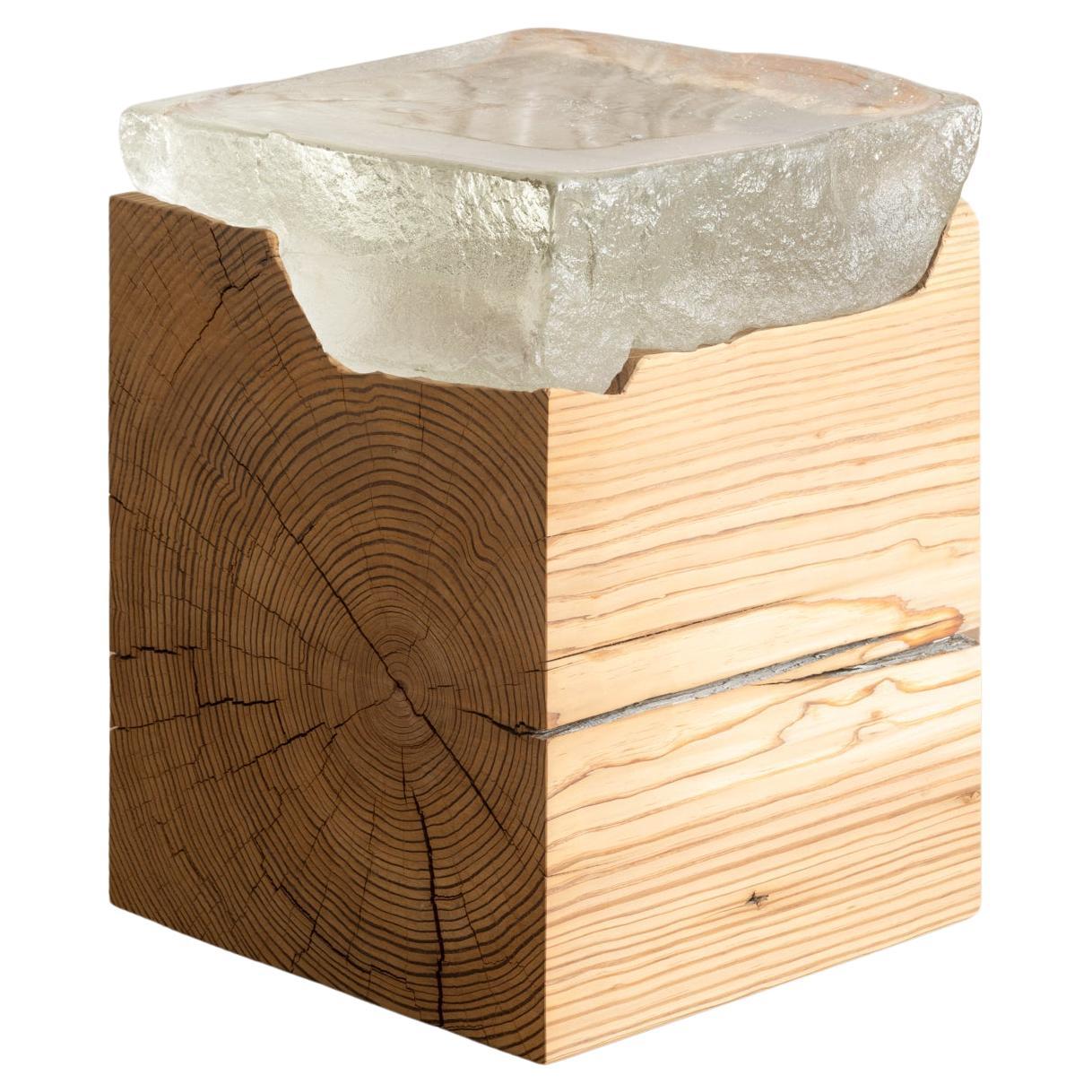 Beistelltisch oder Beistelltisch mit Gussglasplatte auf handgeschnitztem, wiederverwertetem Holzblock