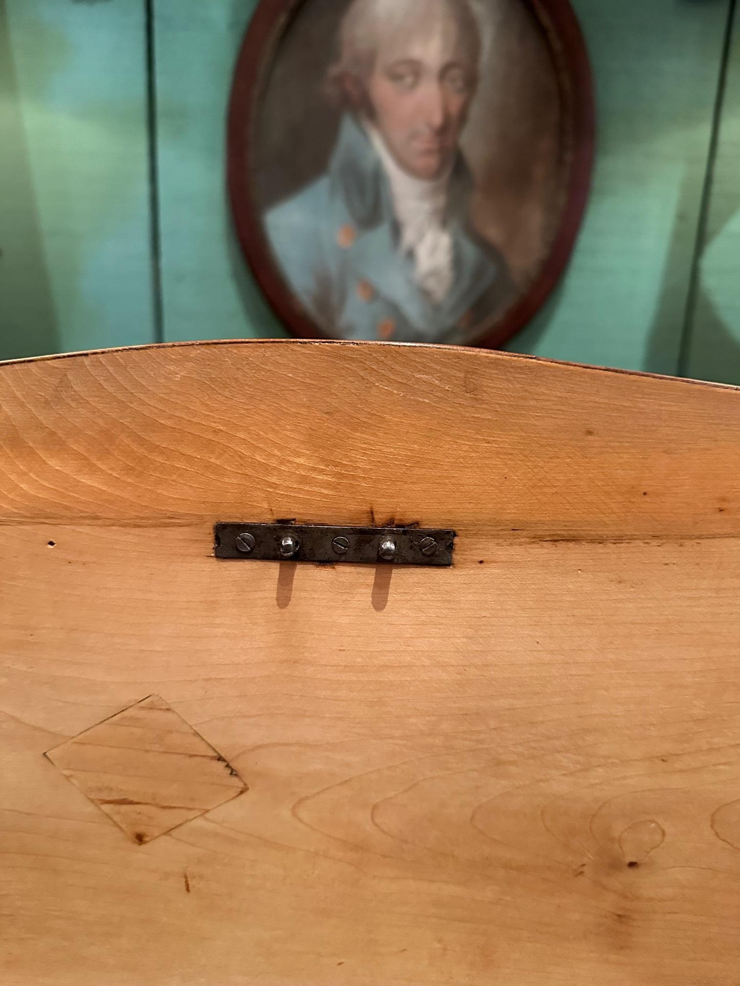 Mesa auxiliar o de entrada Biedermeier Fruitwood Mesilla de noche de madera rubia y negra LA CA en venta 4