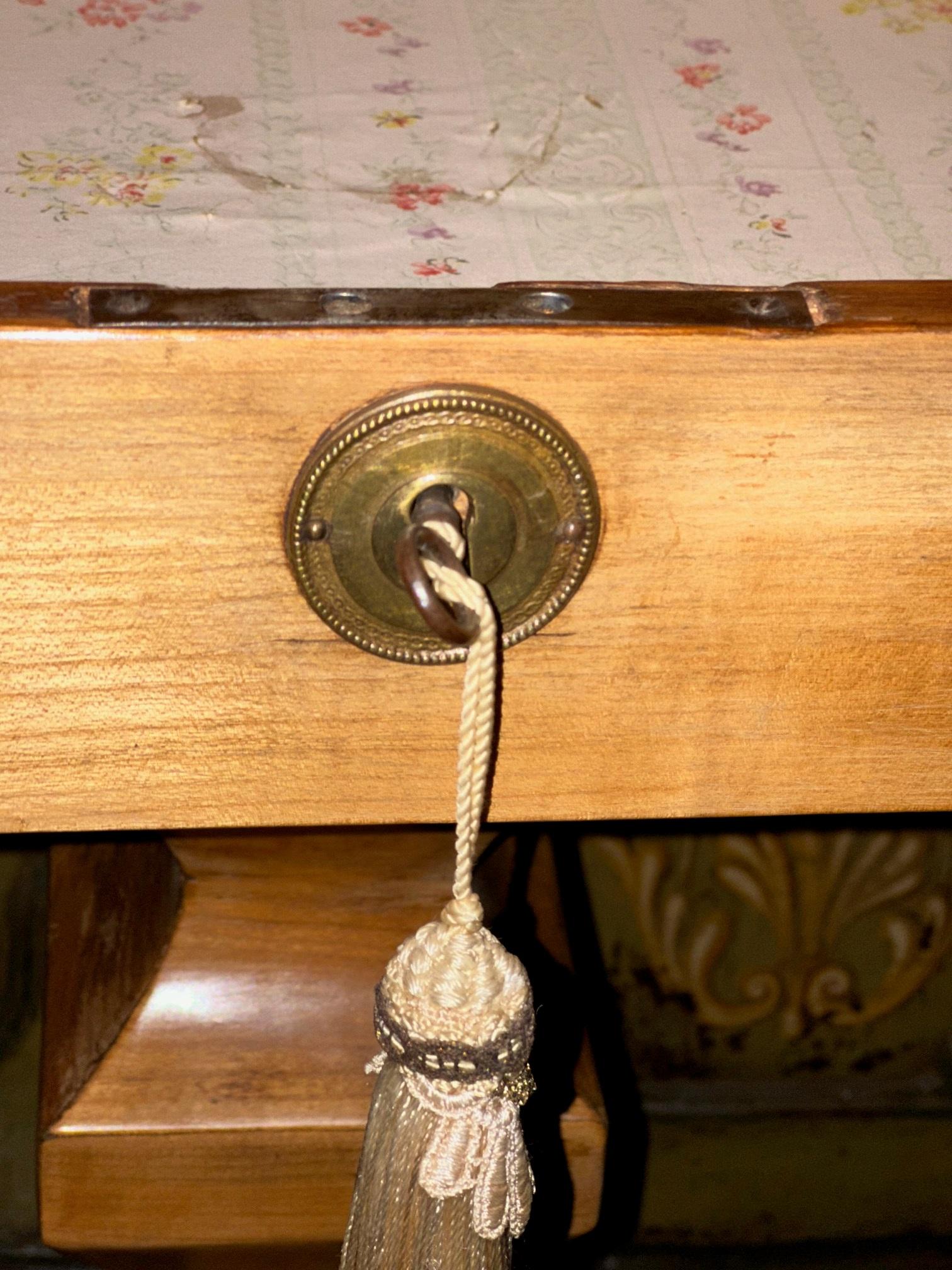 Mesa auxiliar o de entrada Biedermeier Fruitwood Mesilla de noche de madera rubia y negra LA CA en venta 5