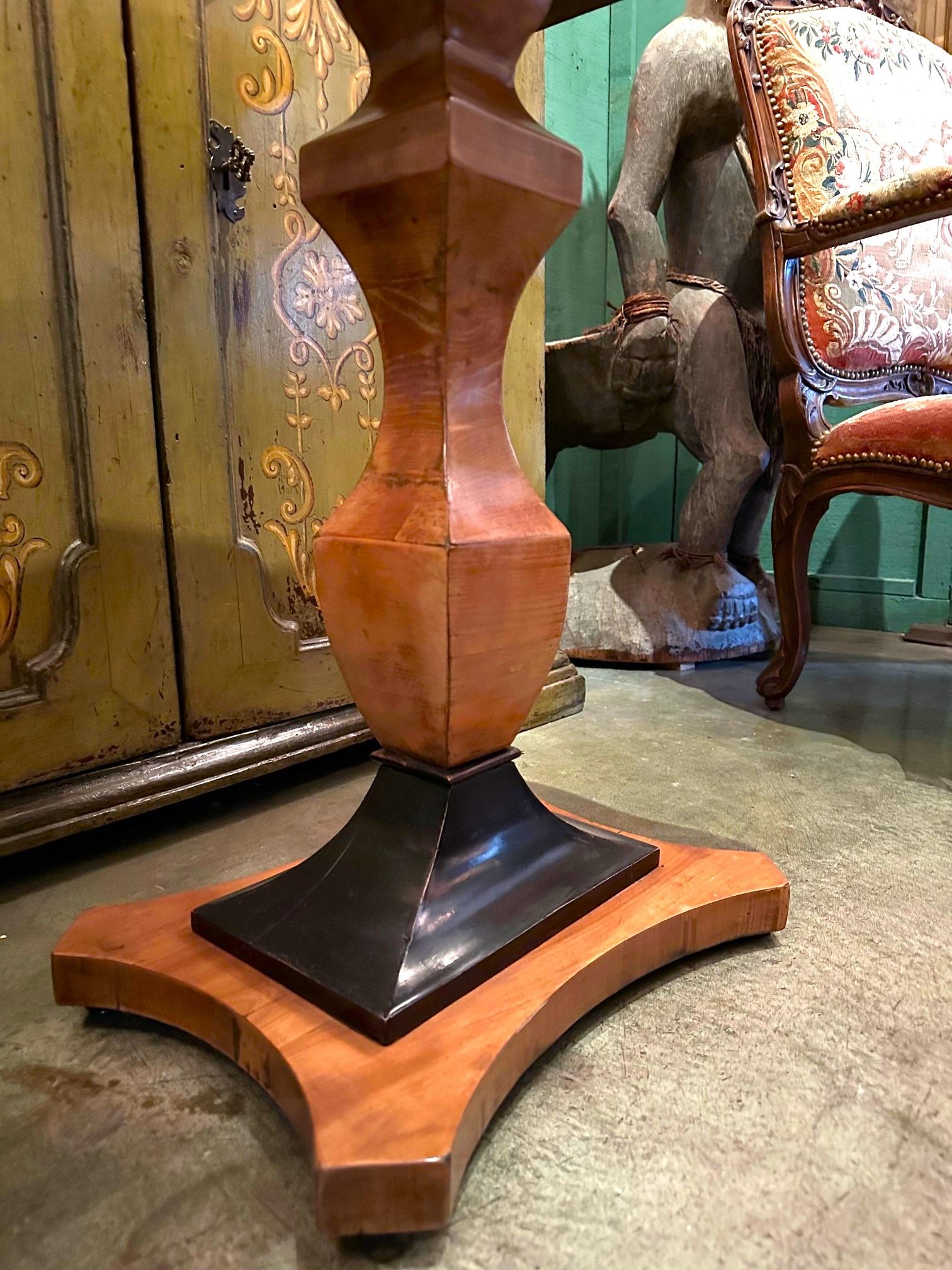 Mesa auxiliar o de entrada Biedermeier Fruitwood Mesilla de noche de madera rubia y negra LA CA en venta 6
