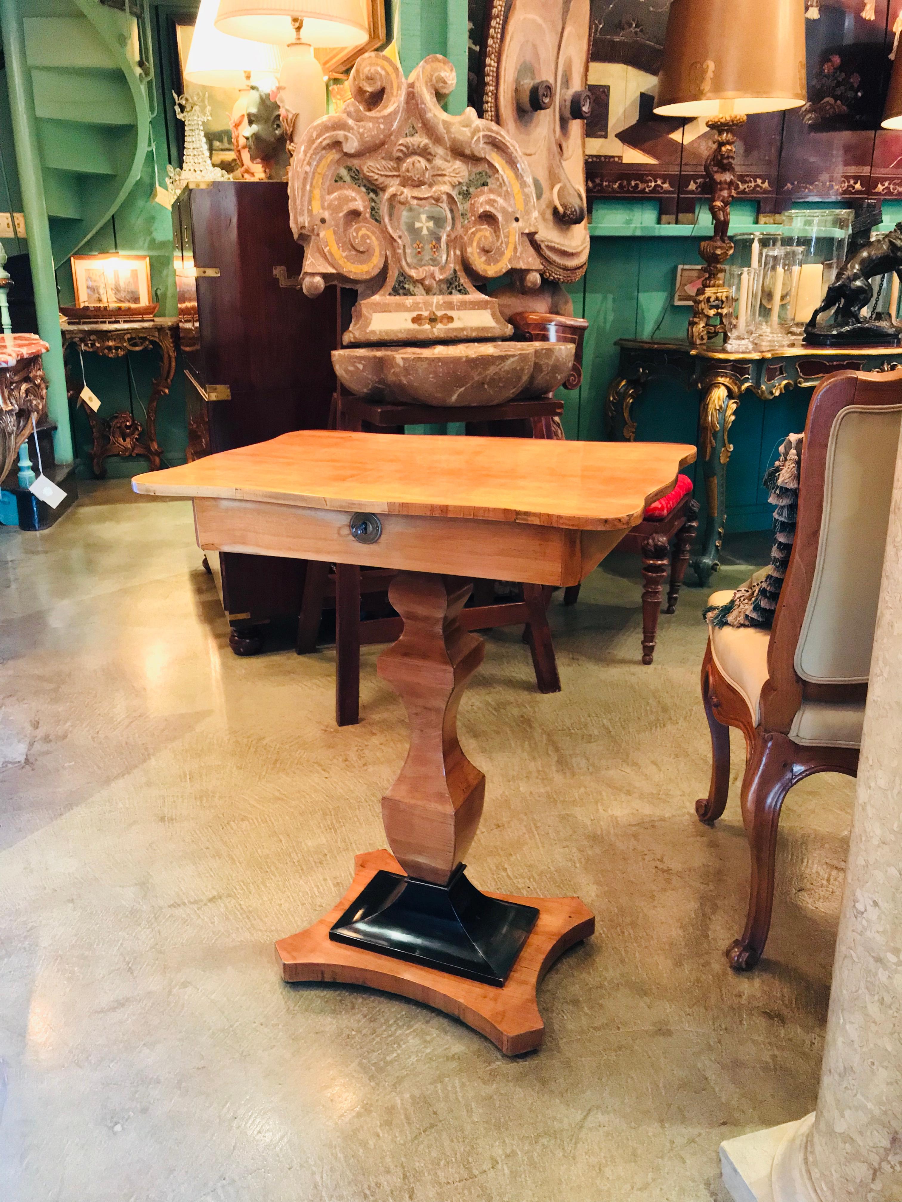 Mesa auxiliar o de entrada Biedermeier Fruitwood Mesilla de noche de madera rubia y negra LA CA en venta 7