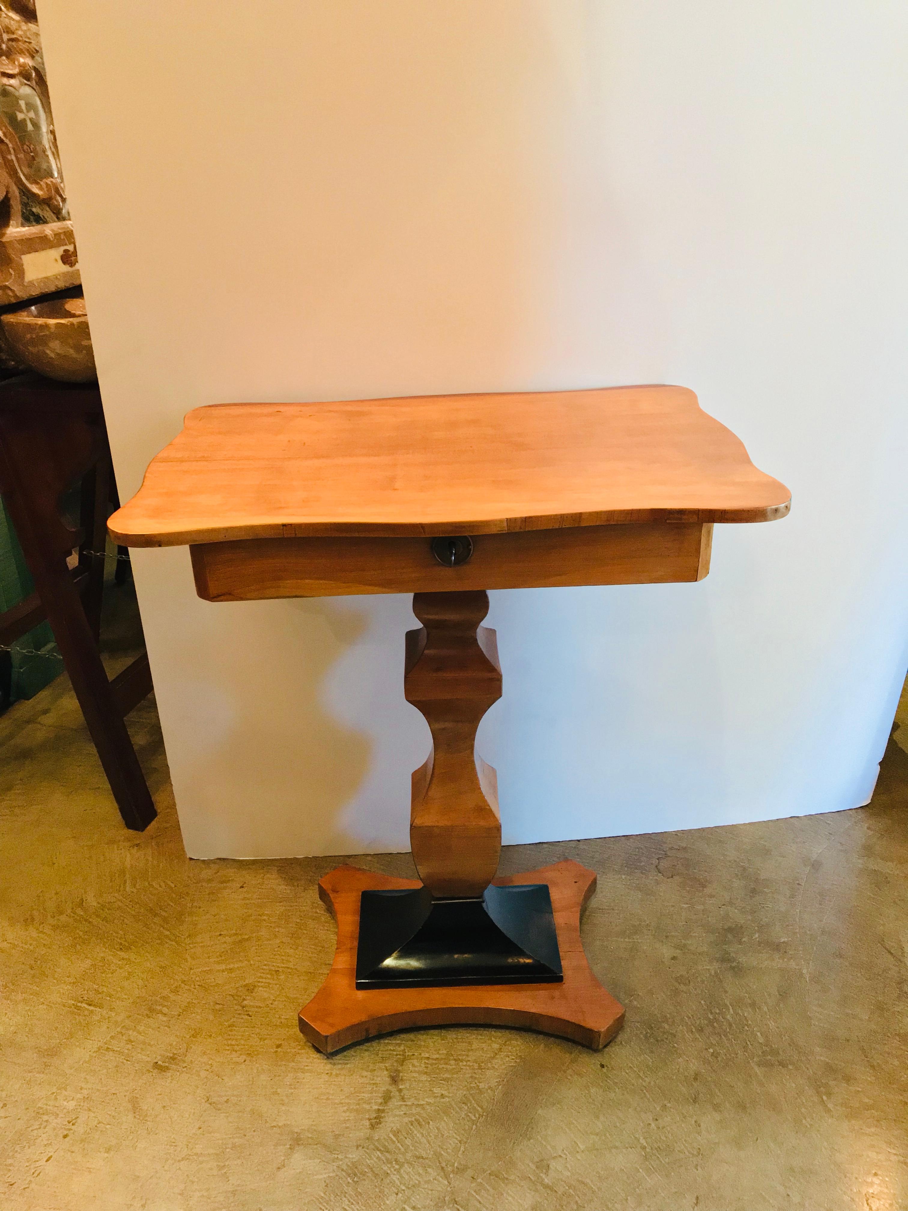 Mesa auxiliar o de entrada Biedermeier Fruitwood Mesilla de noche de madera rubia y negra LA CA en venta 8