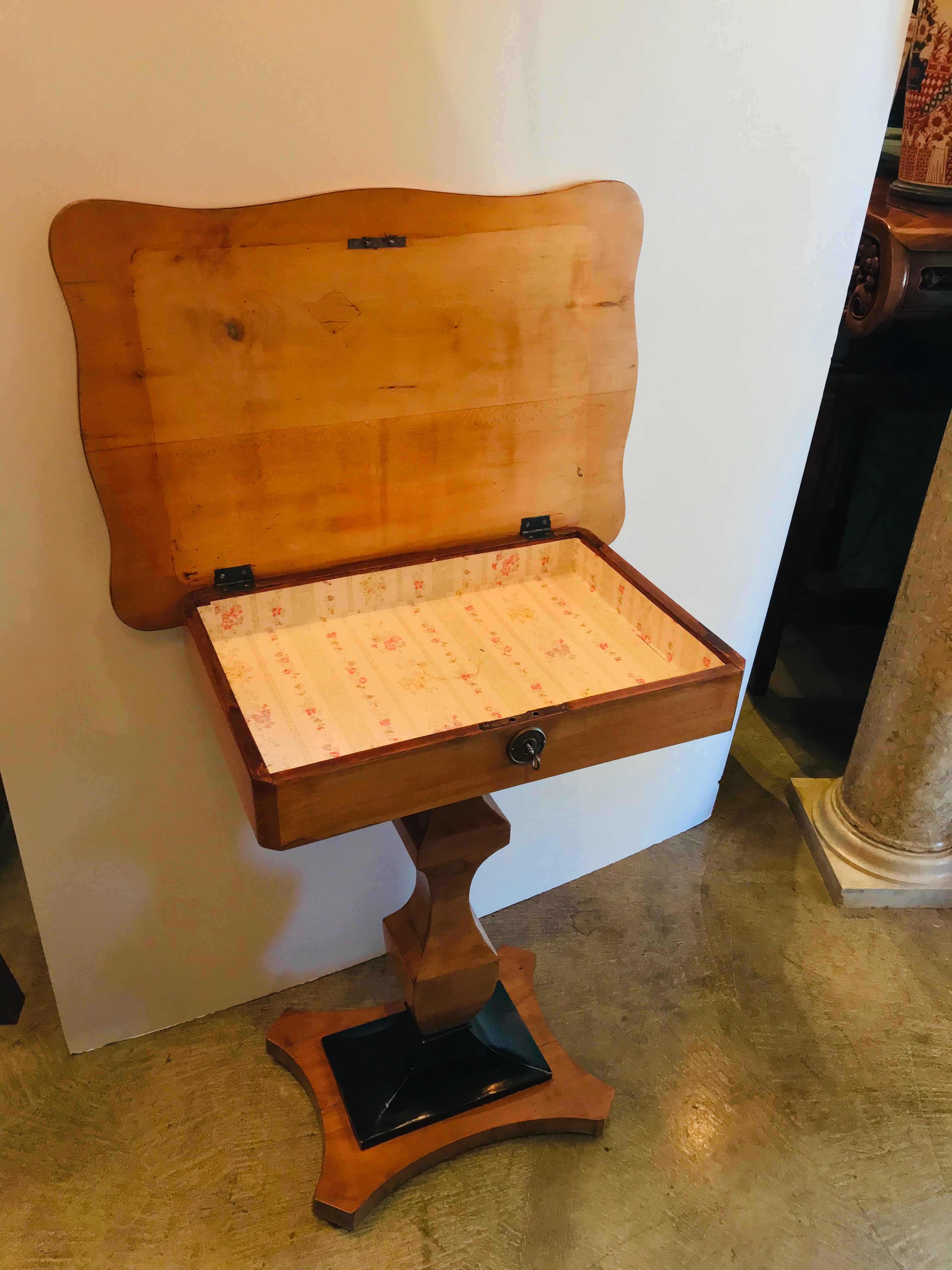 Mesa auxiliar o de entrada Biedermeier Fruitwood Mesilla de noche de madera rubia y negra LA CA en venta 9