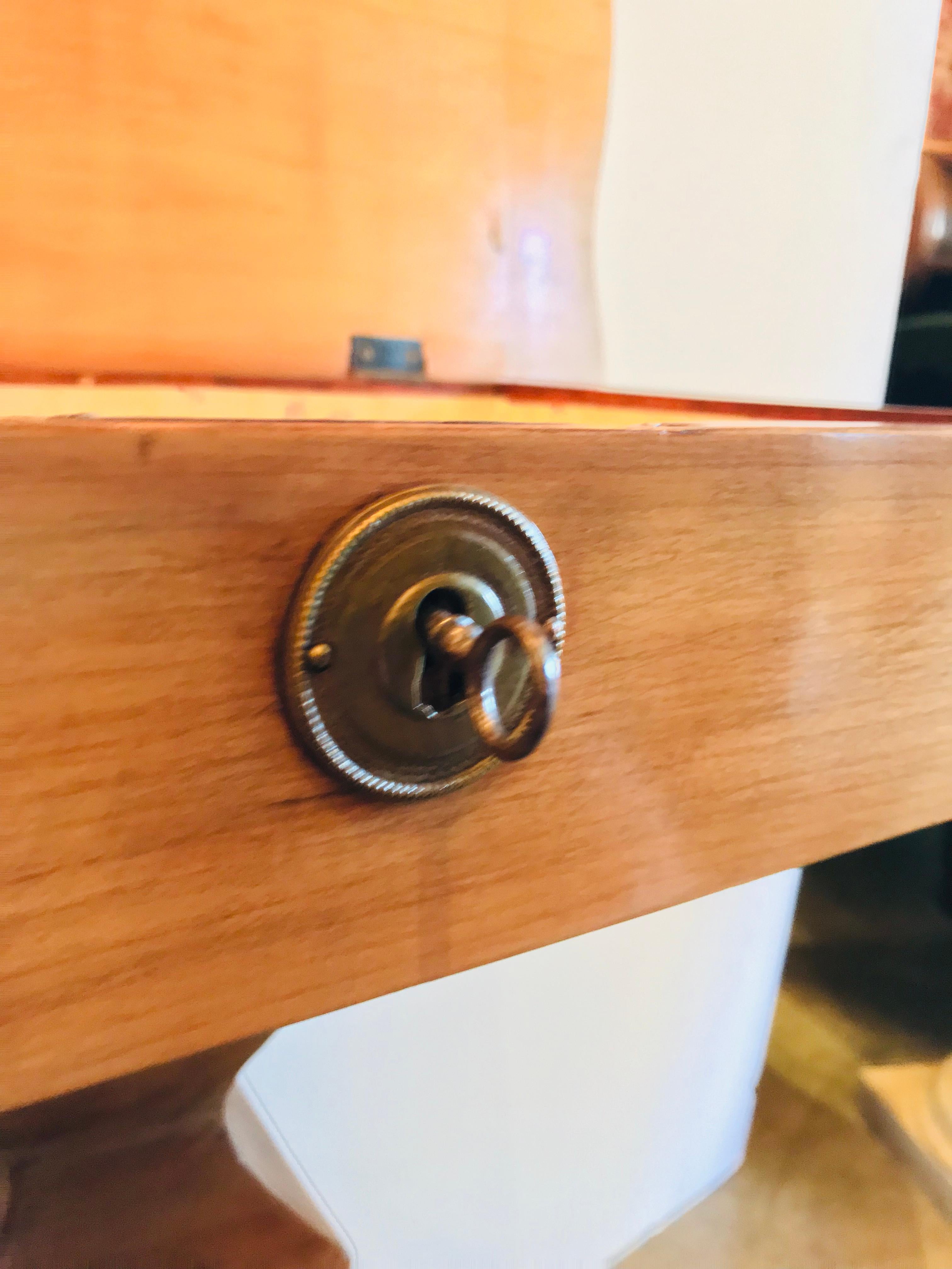Mesa auxiliar o de entrada Biedermeier Fruitwood Mesilla de noche de madera rubia y negra LA CA en venta 10