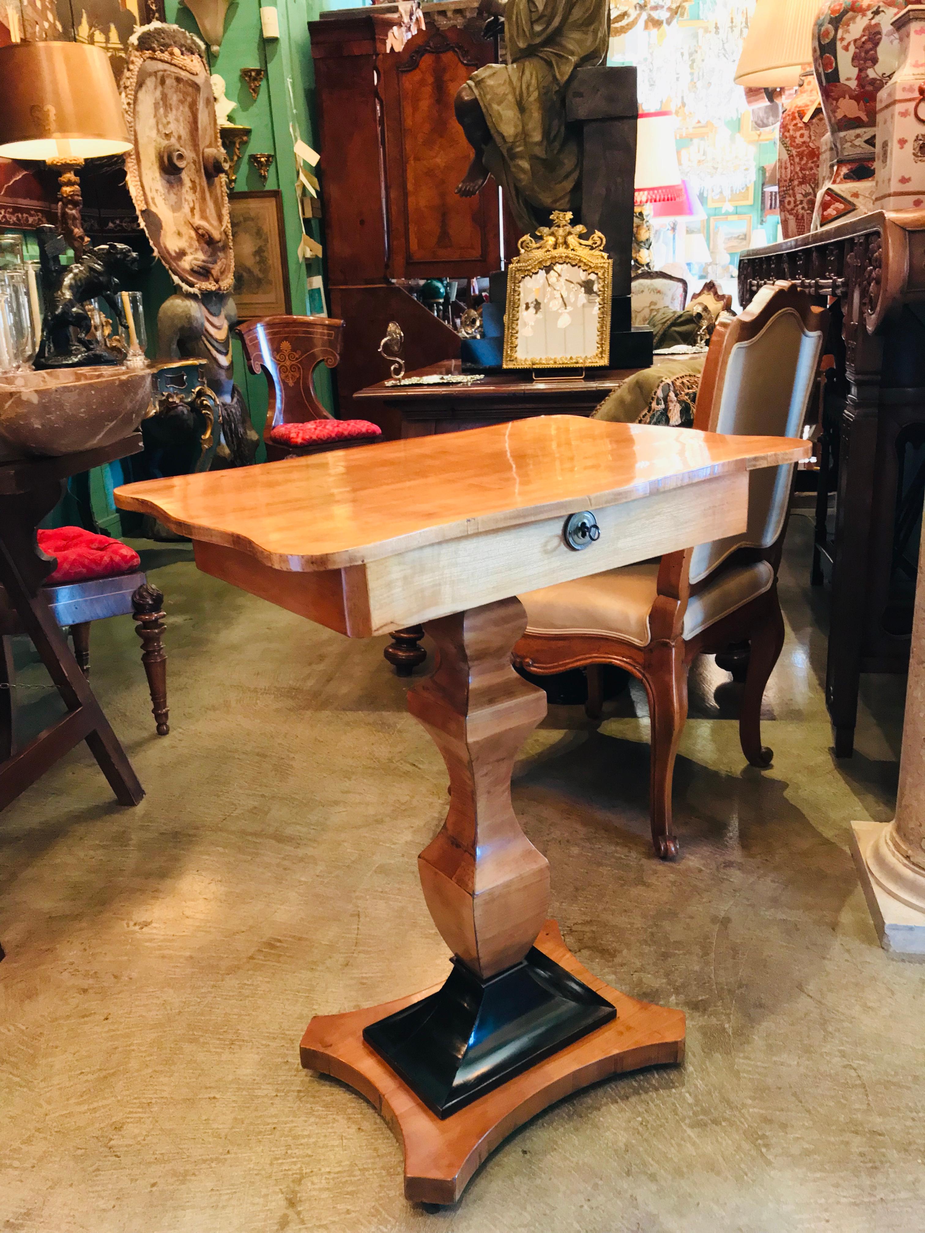 Mesa auxiliar o de entrada Biedermeier Fruitwood Mesilla de noche de madera rubia y negra LA CA en venta 11