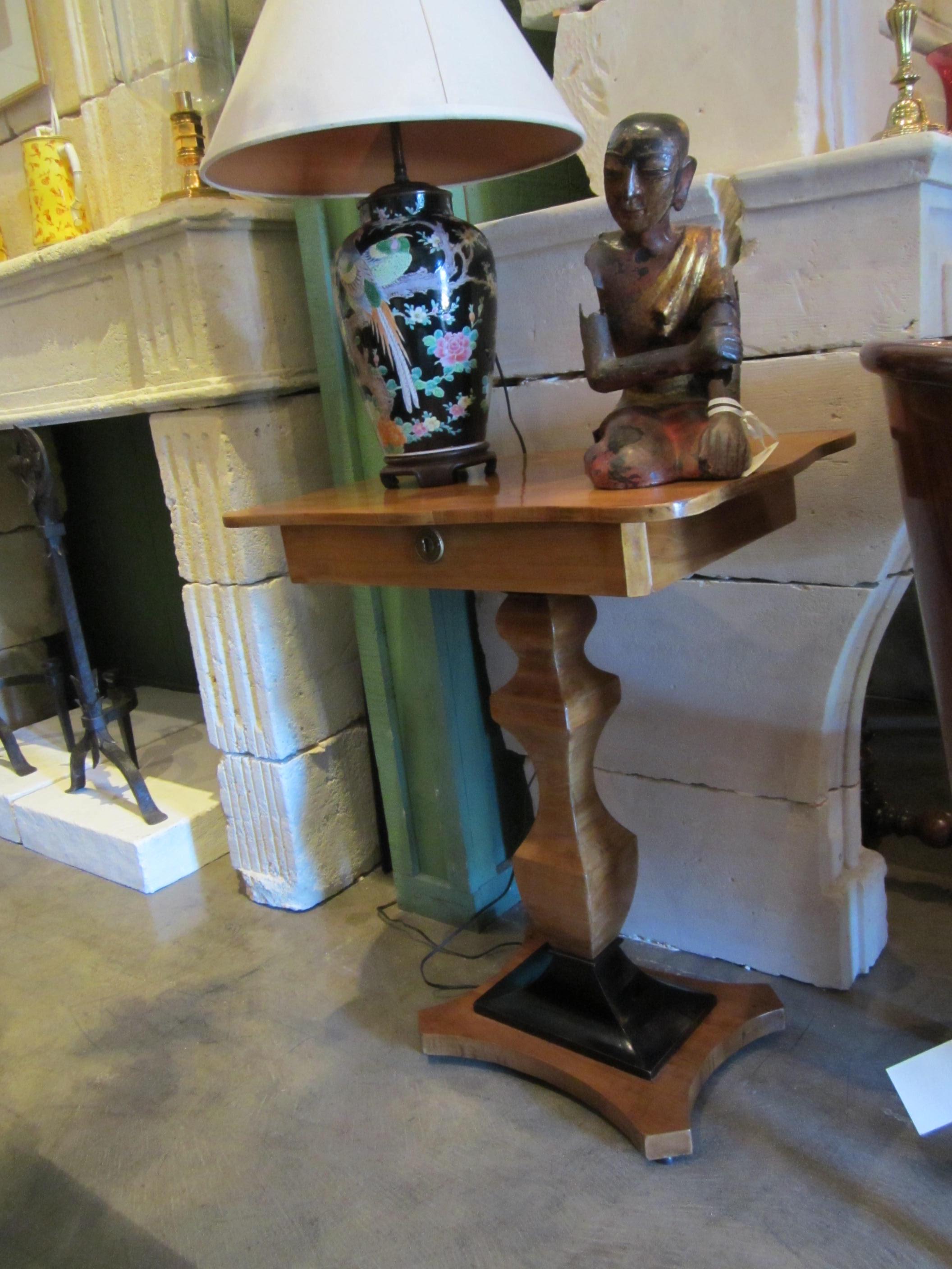 Mesa auxiliar o de entrada Biedermeier Fruitwood Mesilla de noche de madera rubia y negra LA CA en venta 12