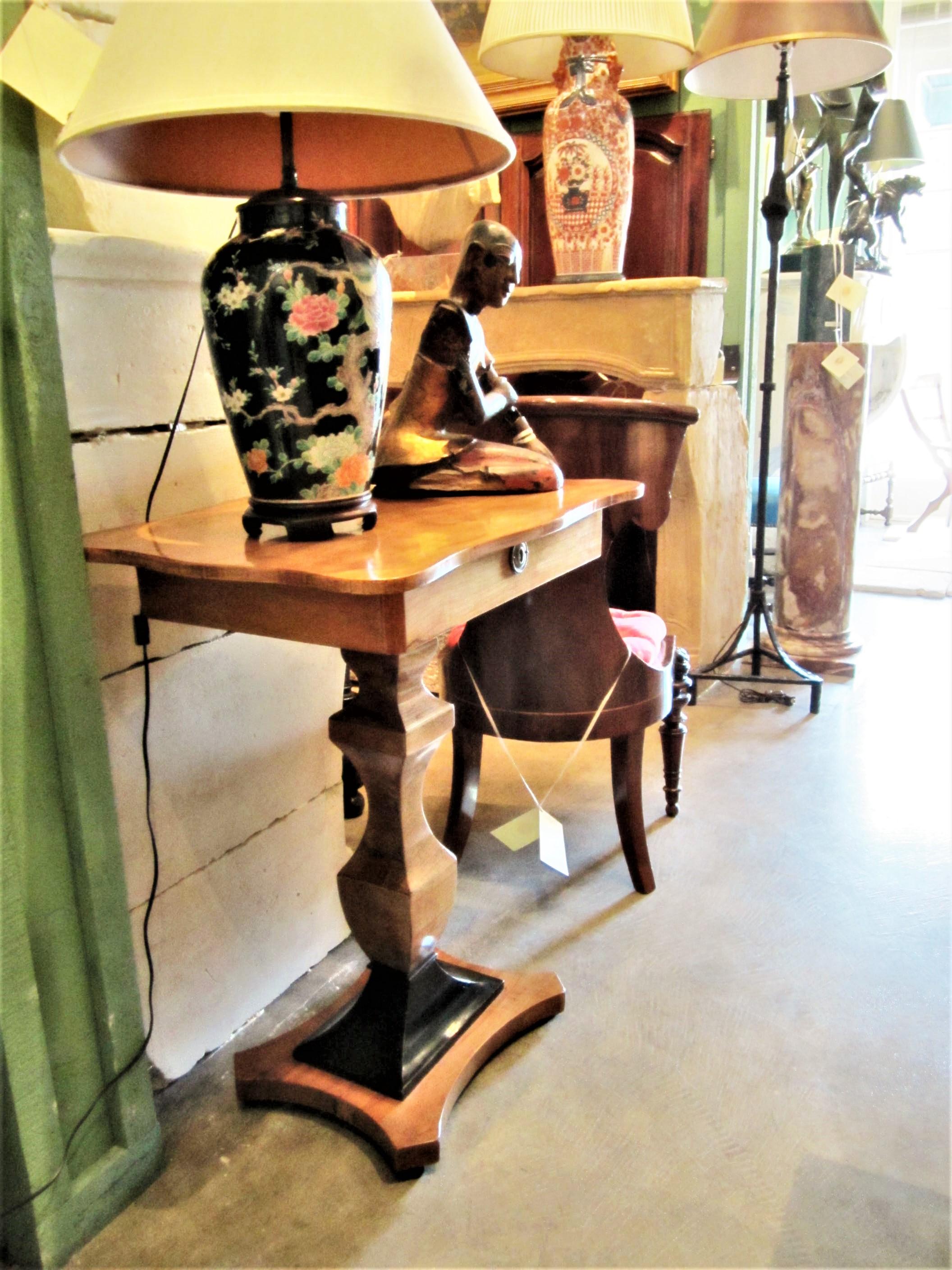 Mesa auxiliar o de entrada Biedermeier Fruitwood Mesilla de noche de madera rubia y negra LA CA en venta 13