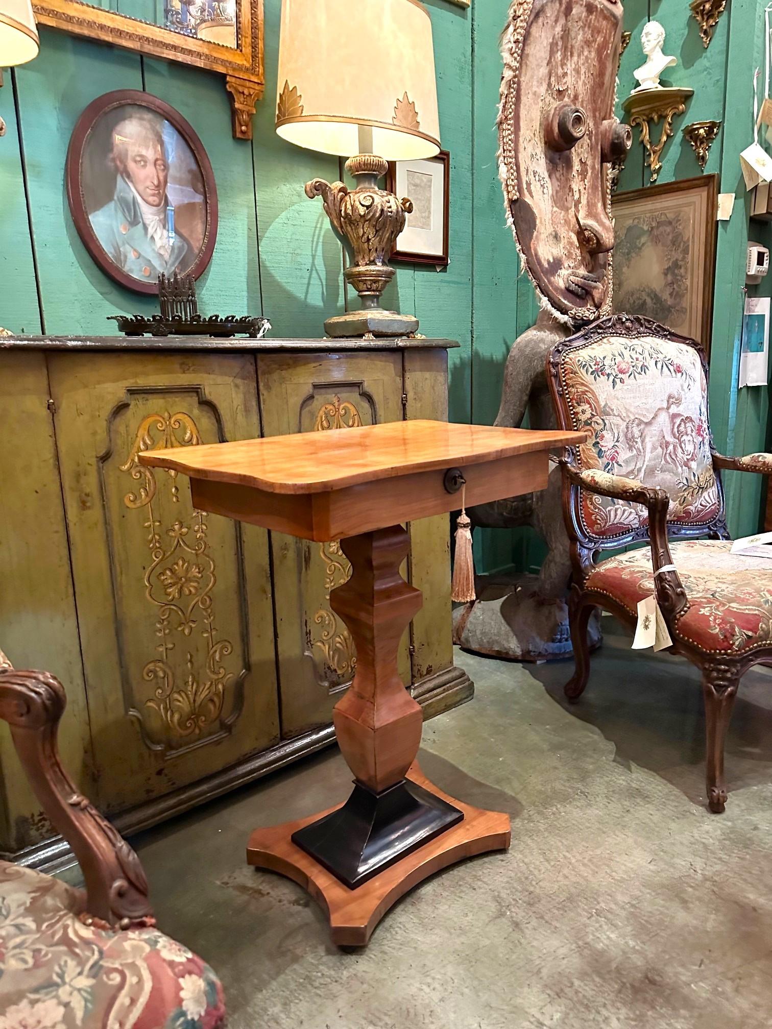 Mesa auxiliar o de entrada Biedermeier Fruitwood mesita de noche de madera rubia y negra LA CA . Obra de arte de principios de 1800 Mesa de costura del siglo XIX . La parte superior se abre con una cerradura y llave originales , con un único