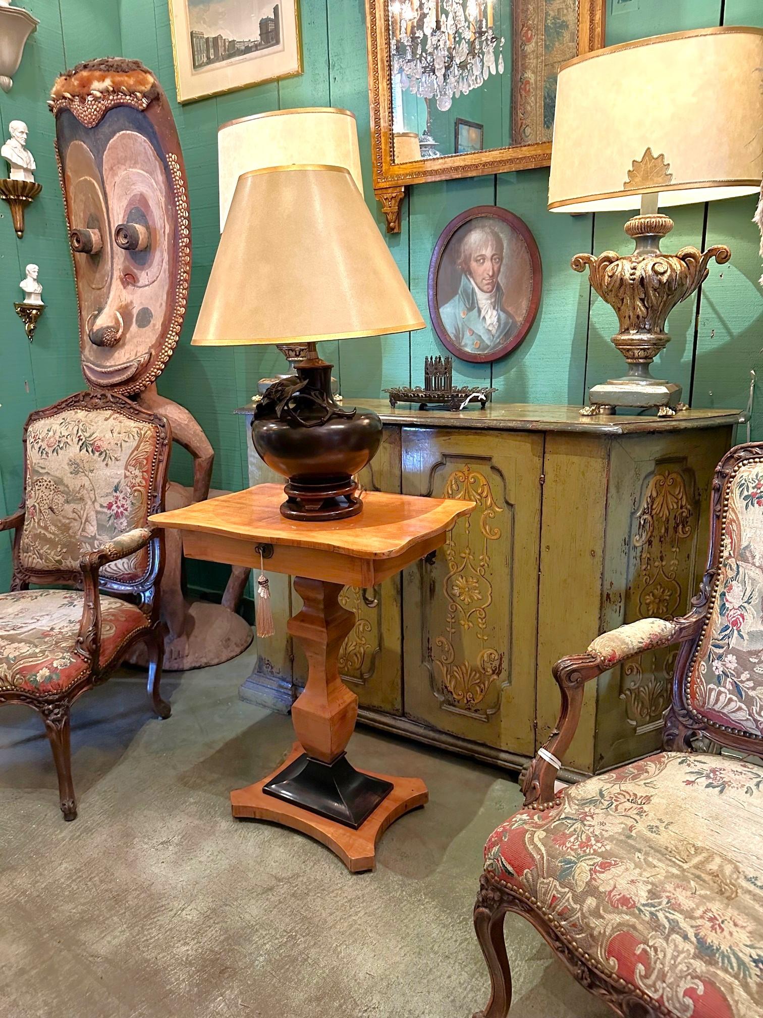 Mesa auxiliar o de entrada Biedermeier Fruitwood Mesilla de noche de madera rubia y negra LA CA en venta 14