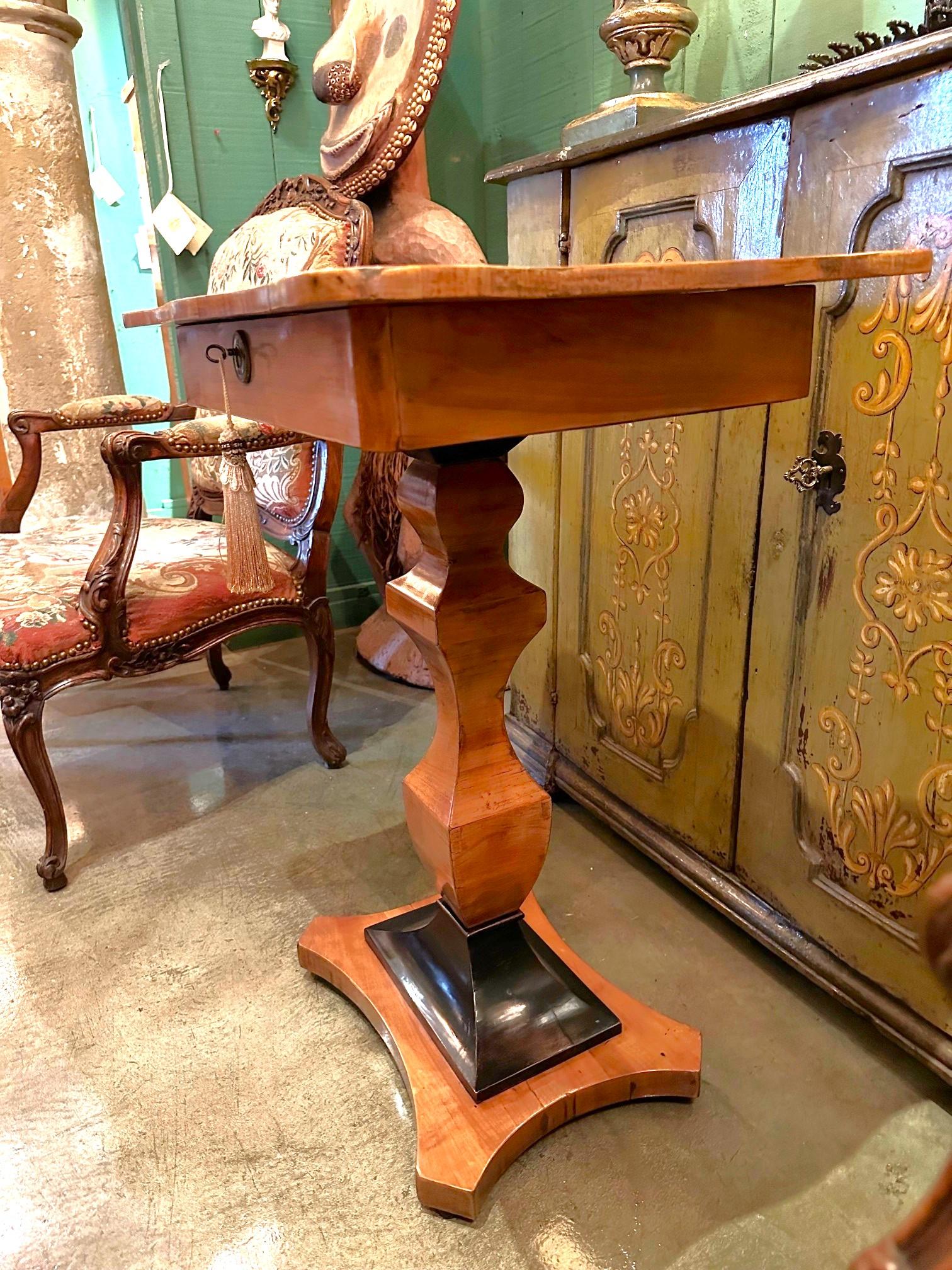 Mesa auxiliar o de entrada Biedermeier Fruitwood Mesilla de noche de madera rubia y negra LA CA Austríaco en venta