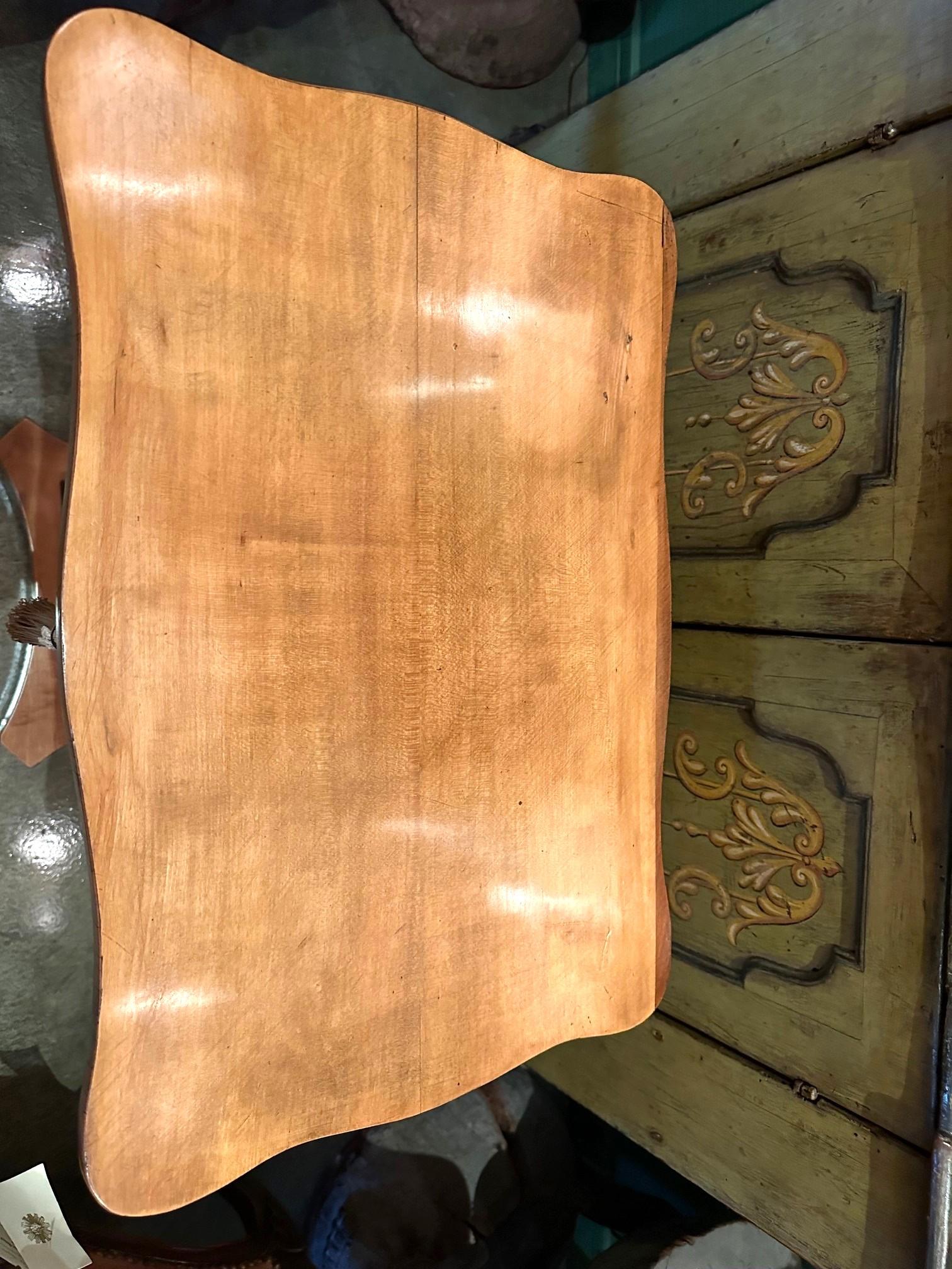 Mesa auxiliar o de entrada Biedermeier Fruitwood Mesilla de noche de madera rubia y negra LA CA Tallado a mano en venta